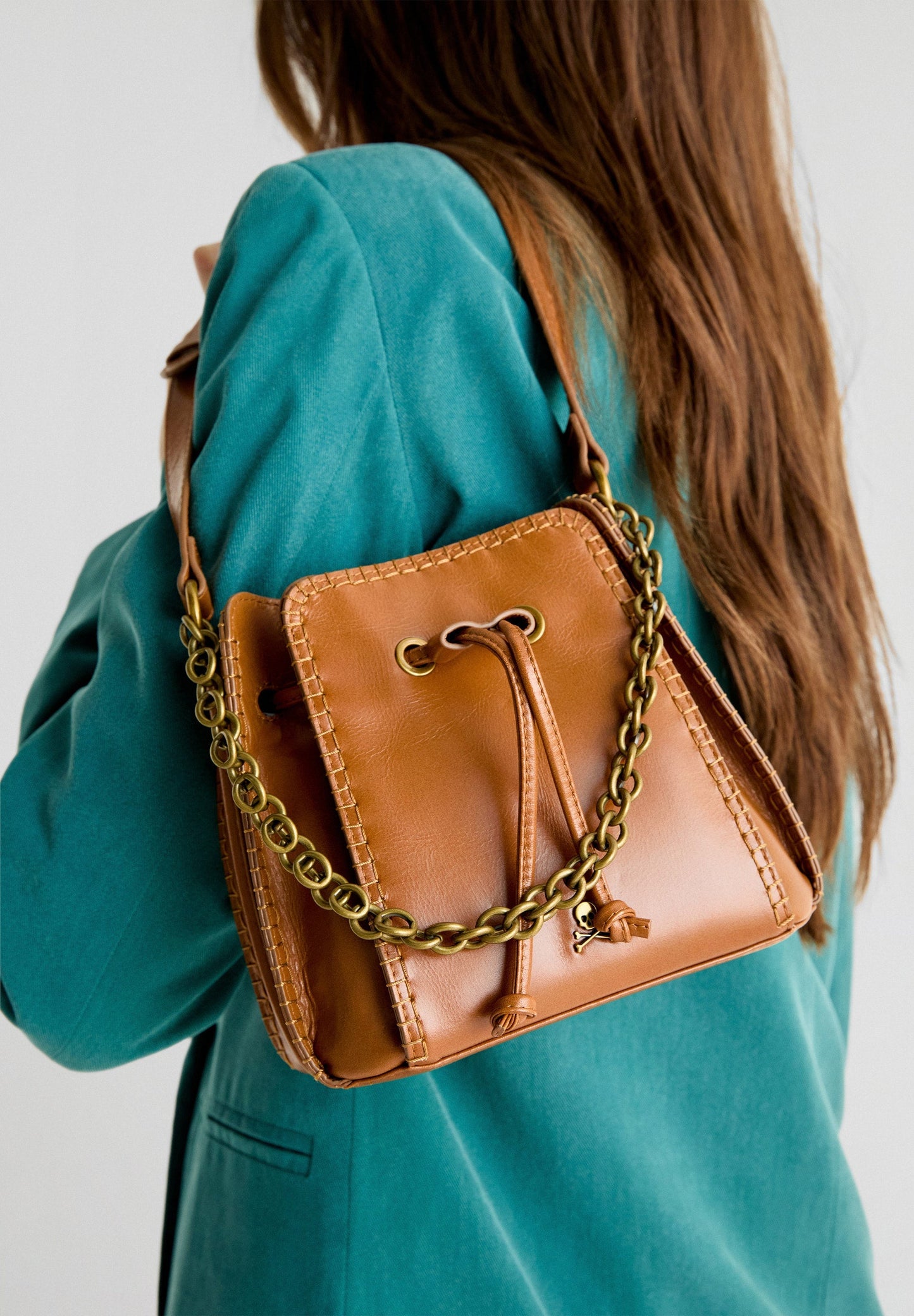 BOLSA EM PELE COM PORMENORES DEBRUADOS.