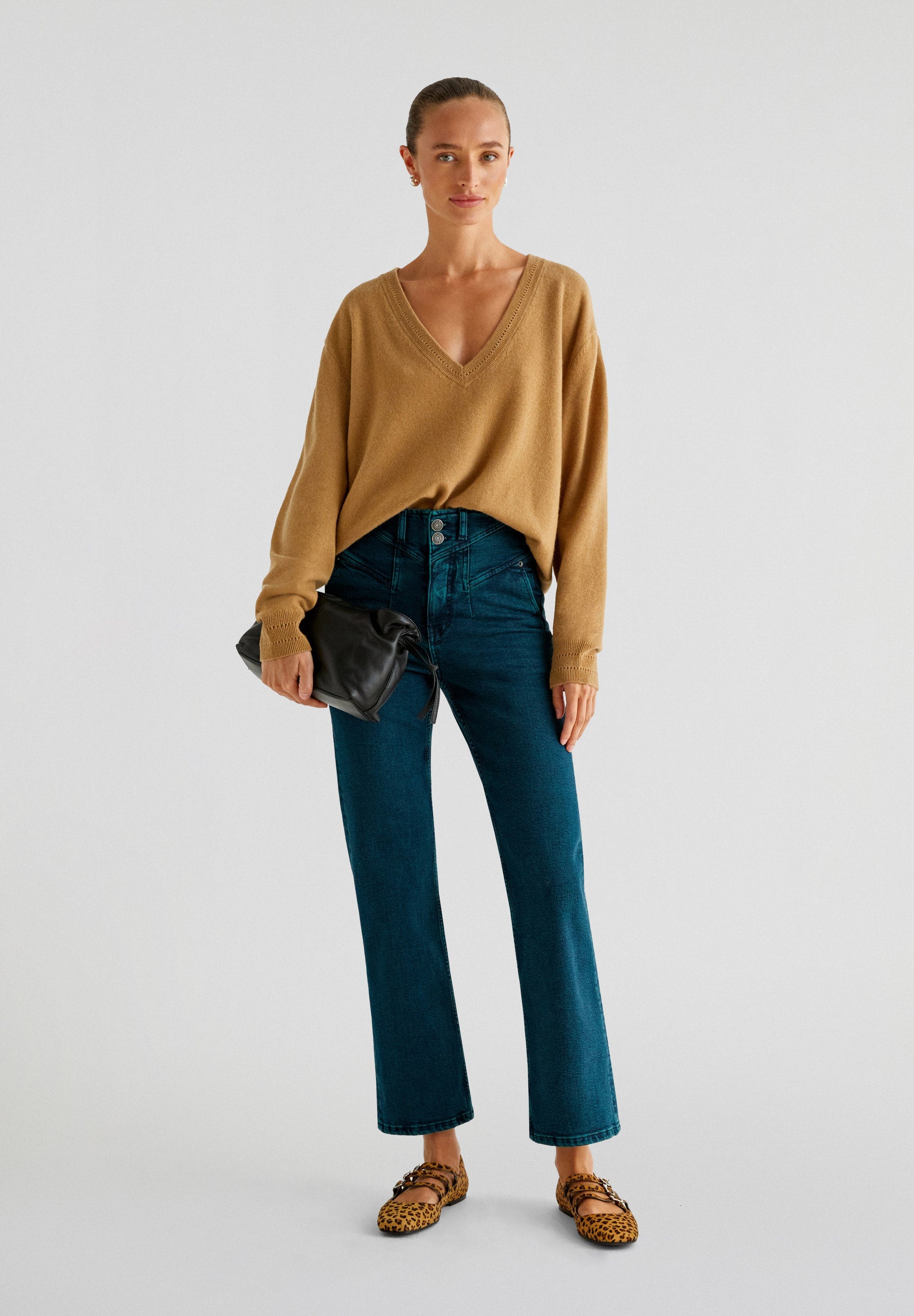 JEANS DIREITOS COM BOTÃO DE JOIA