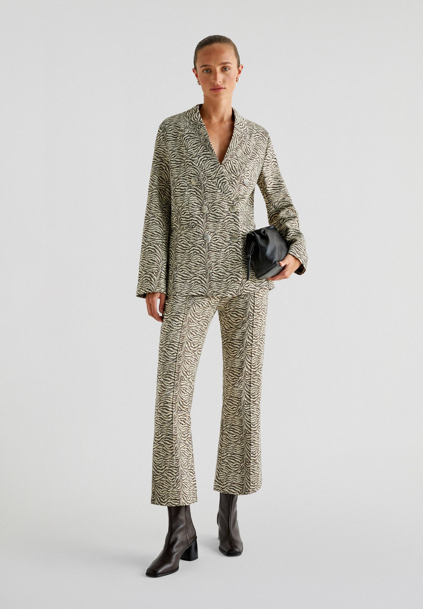 CALÇAS BOCA DE SINO COM ESTAMPADO ANIMAL