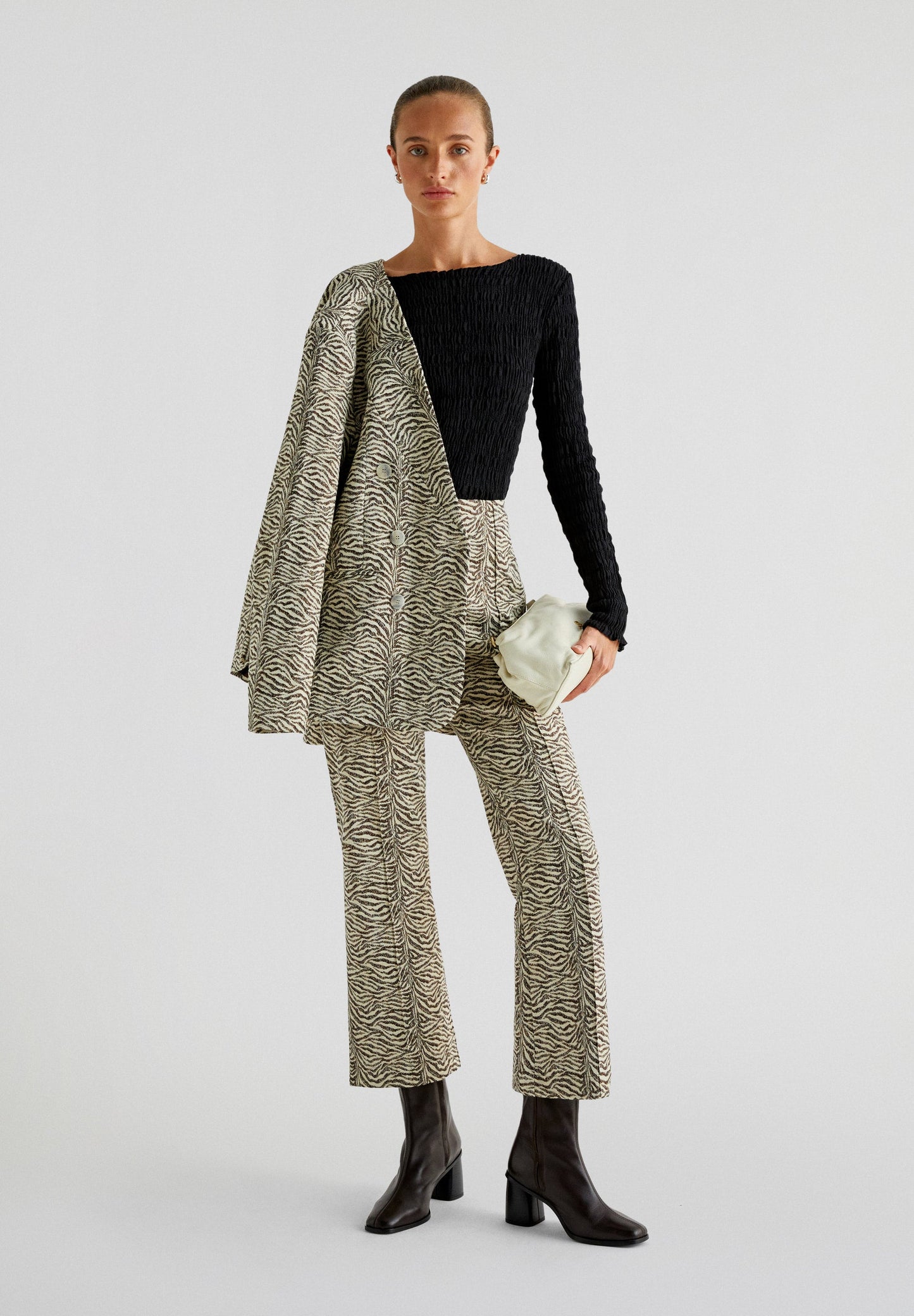 CALÇAS BOCA DE SINO COM ESTAMPADO ANIMAL