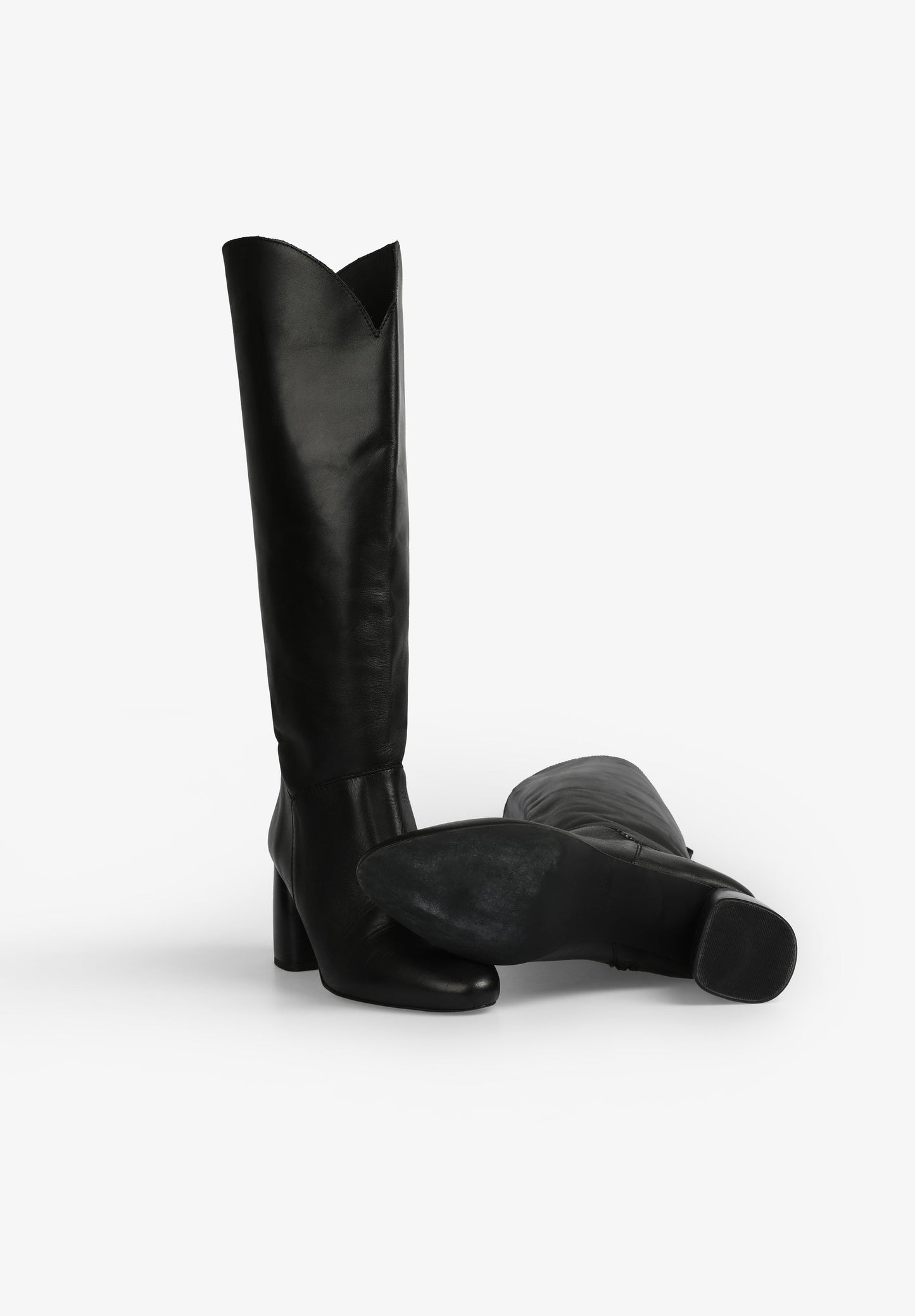 BOTAS ALTAS COM TACÃO EM PELE