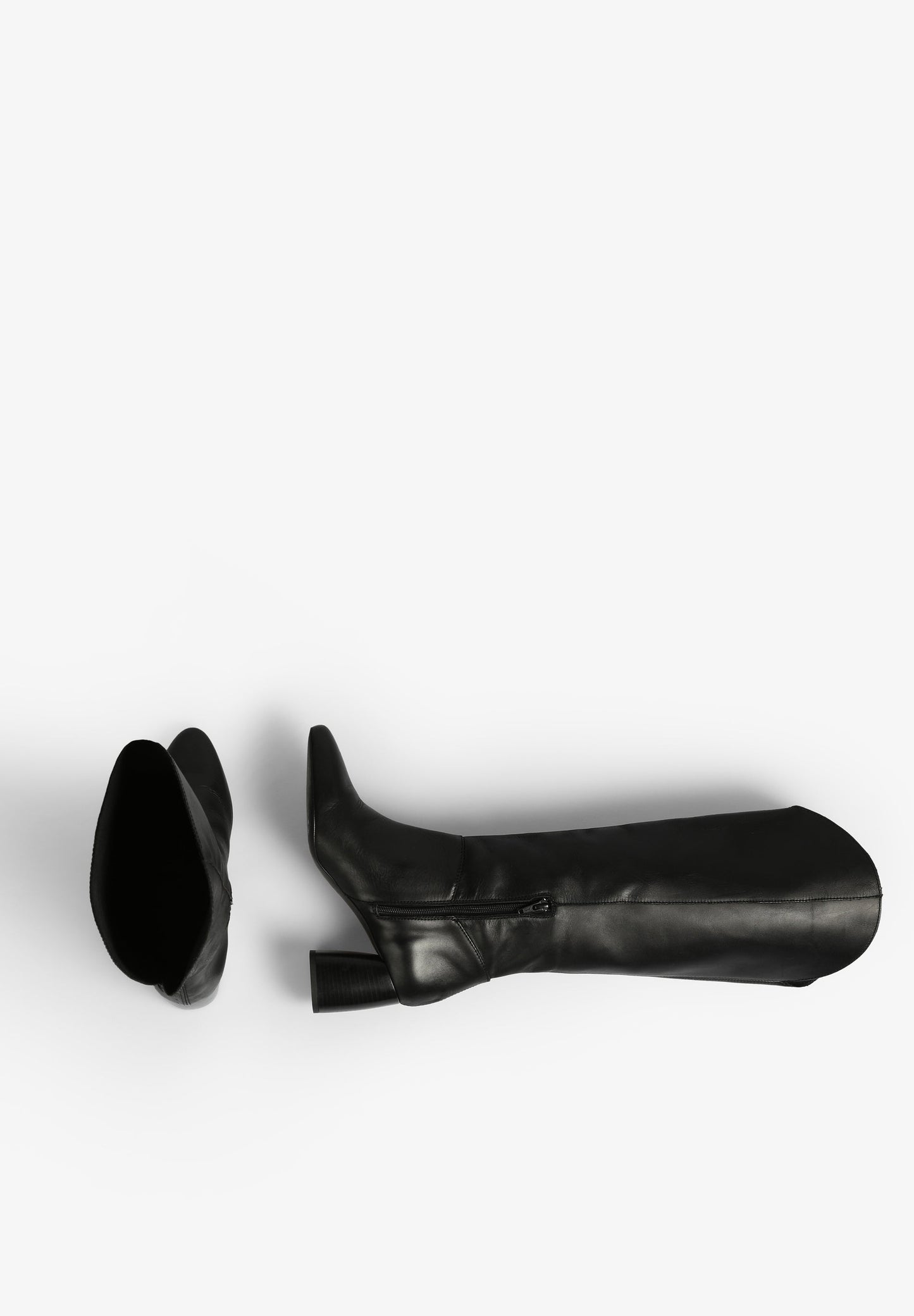 BOTAS ALTAS COM TACÃO EM PELE