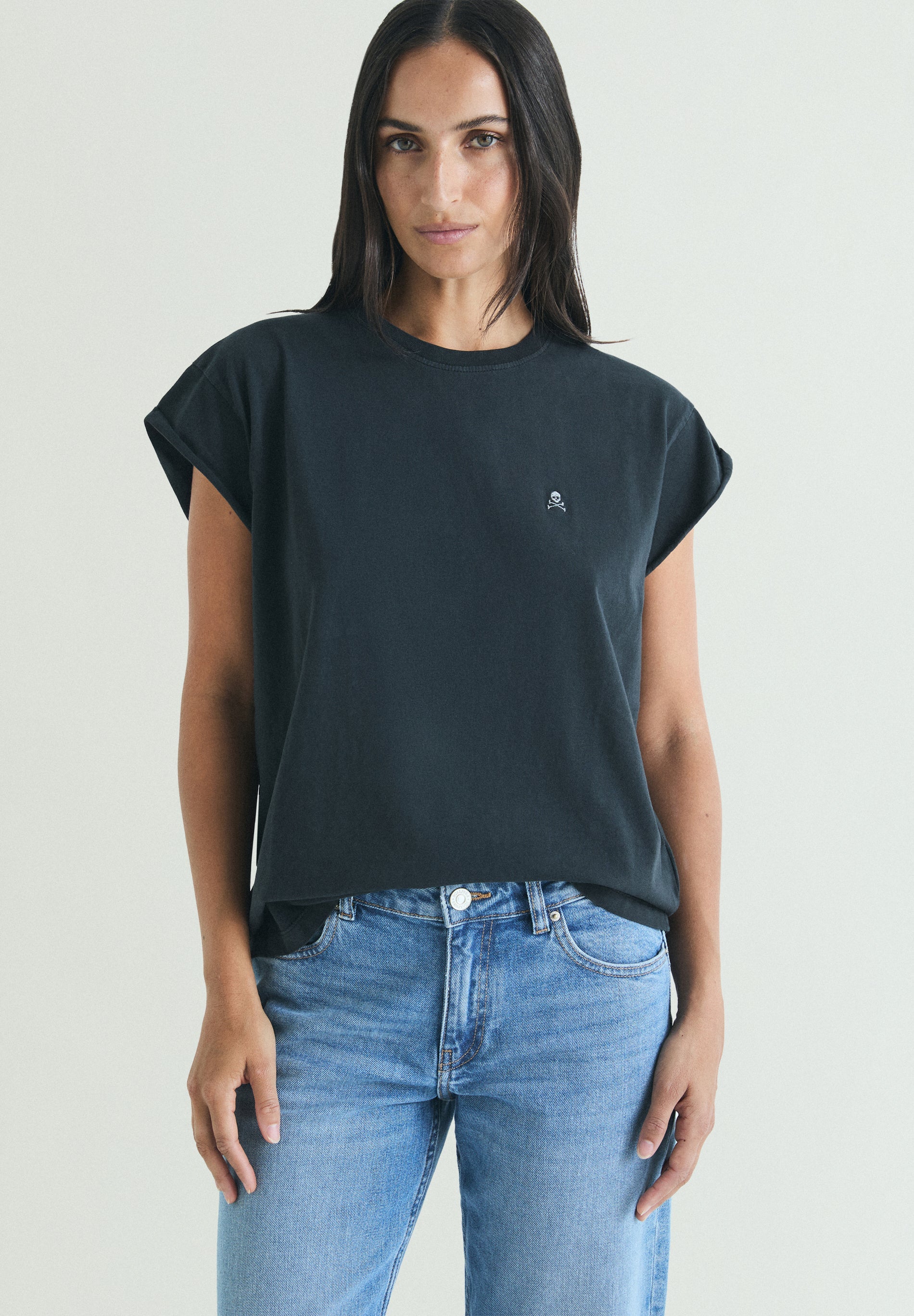 T-SHIRT COM LOGÓTIPO BORDADO