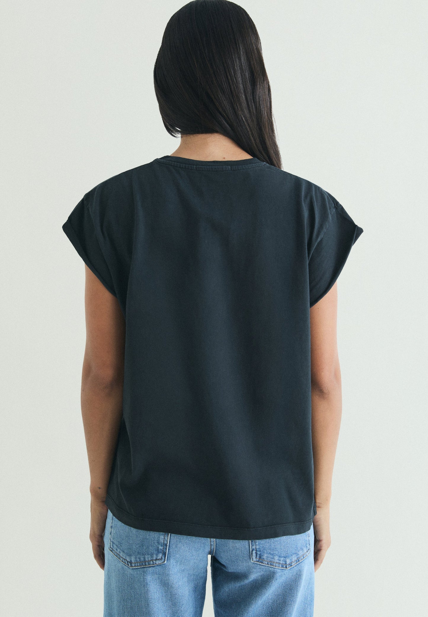 T-SHIRT COM LOGÓTIPO BORDADO