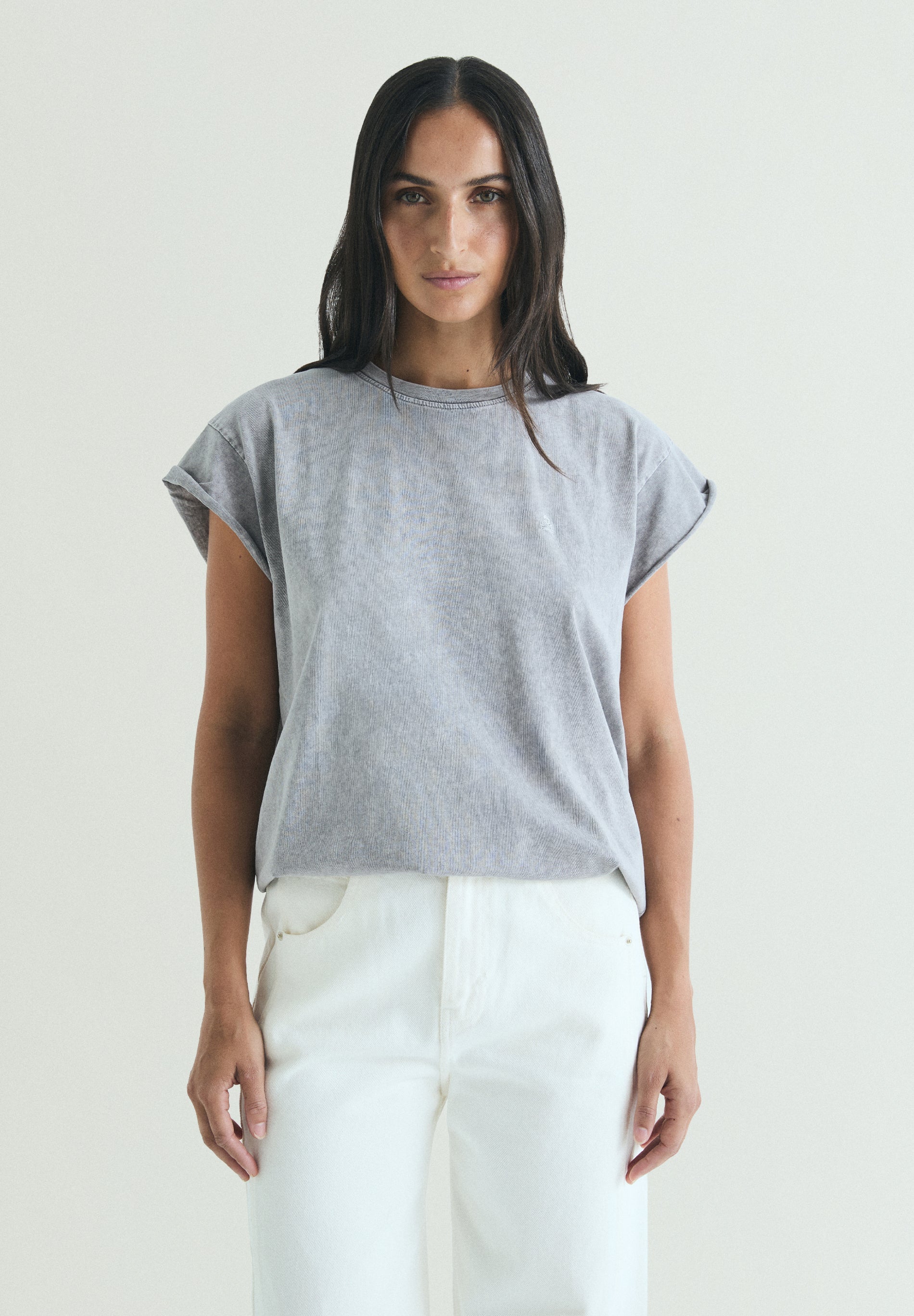 T-SHIRT COM LOGÓTIPO BORDADO