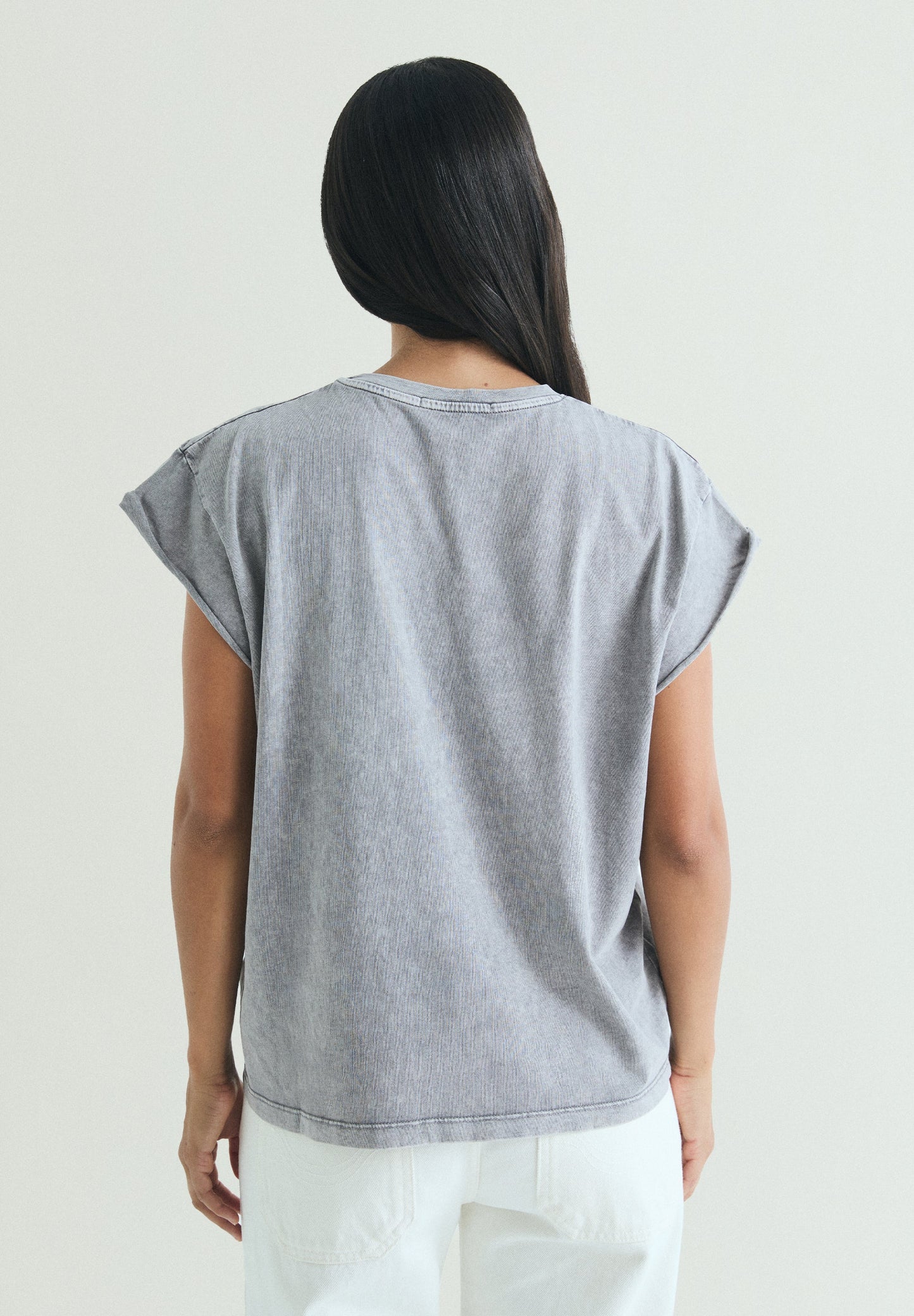 T-SHIRT COM LOGÓTIPO BORDADO