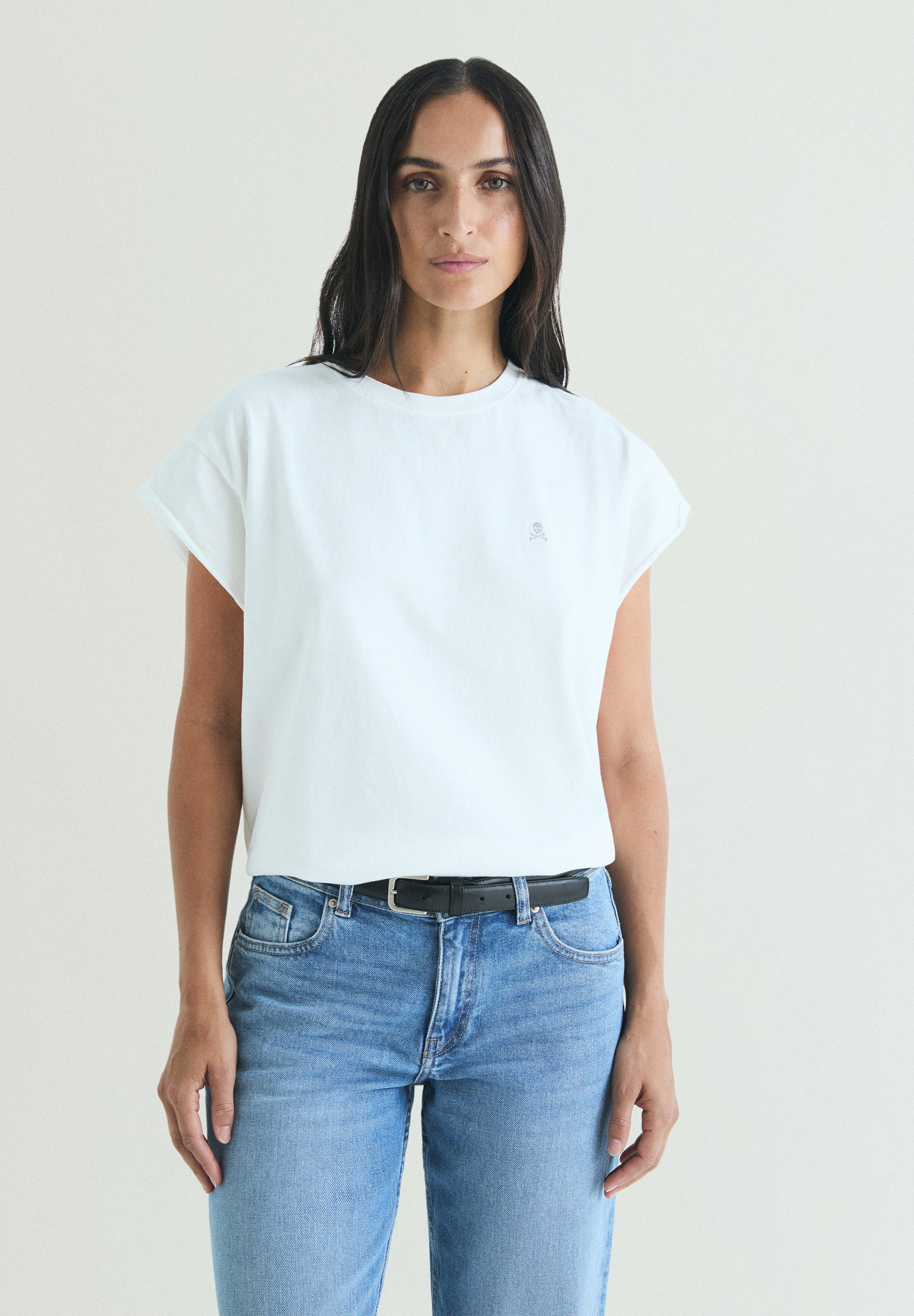 T-SHIRT COM LOGÓTIPO BORDADO