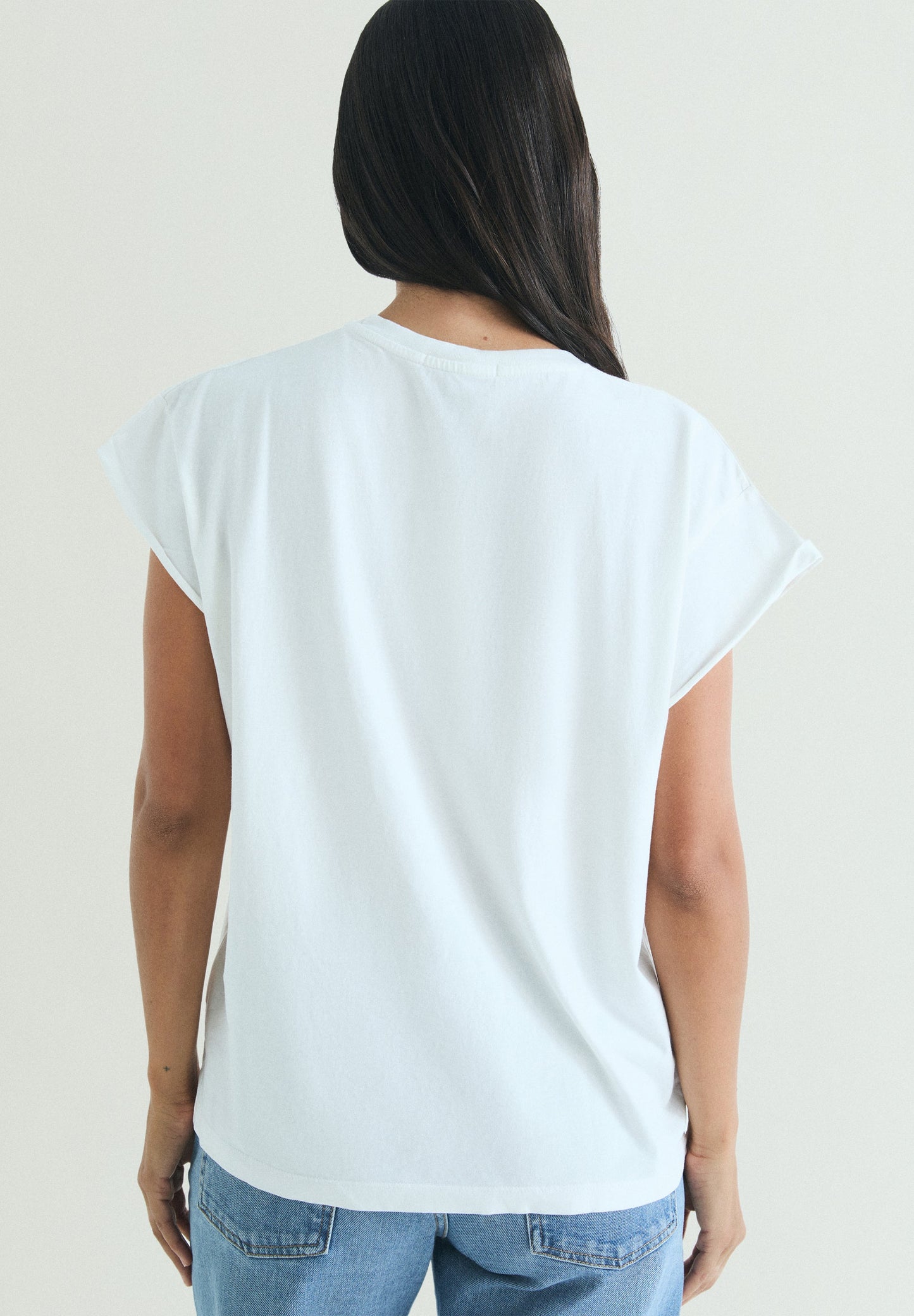 T-SHIRT COM LOGÓTIPO BORDADO