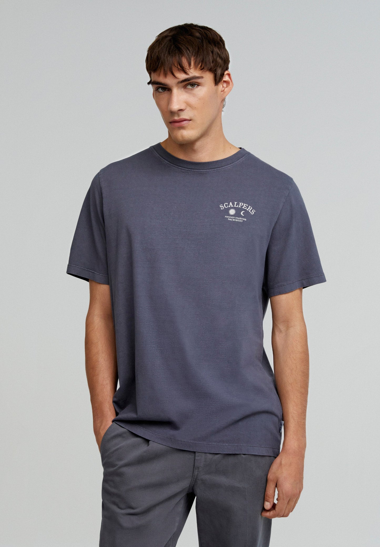 T-SHIRT COM PADRÃO ATRÁS