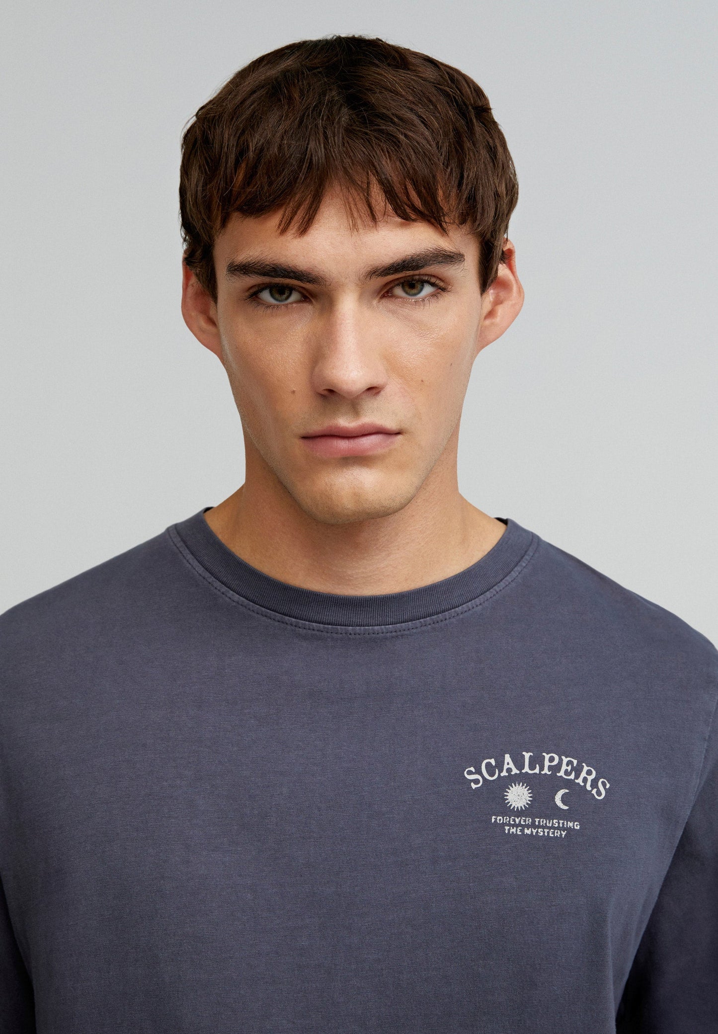 T-SHIRT COM PADRÃO ATRÁS