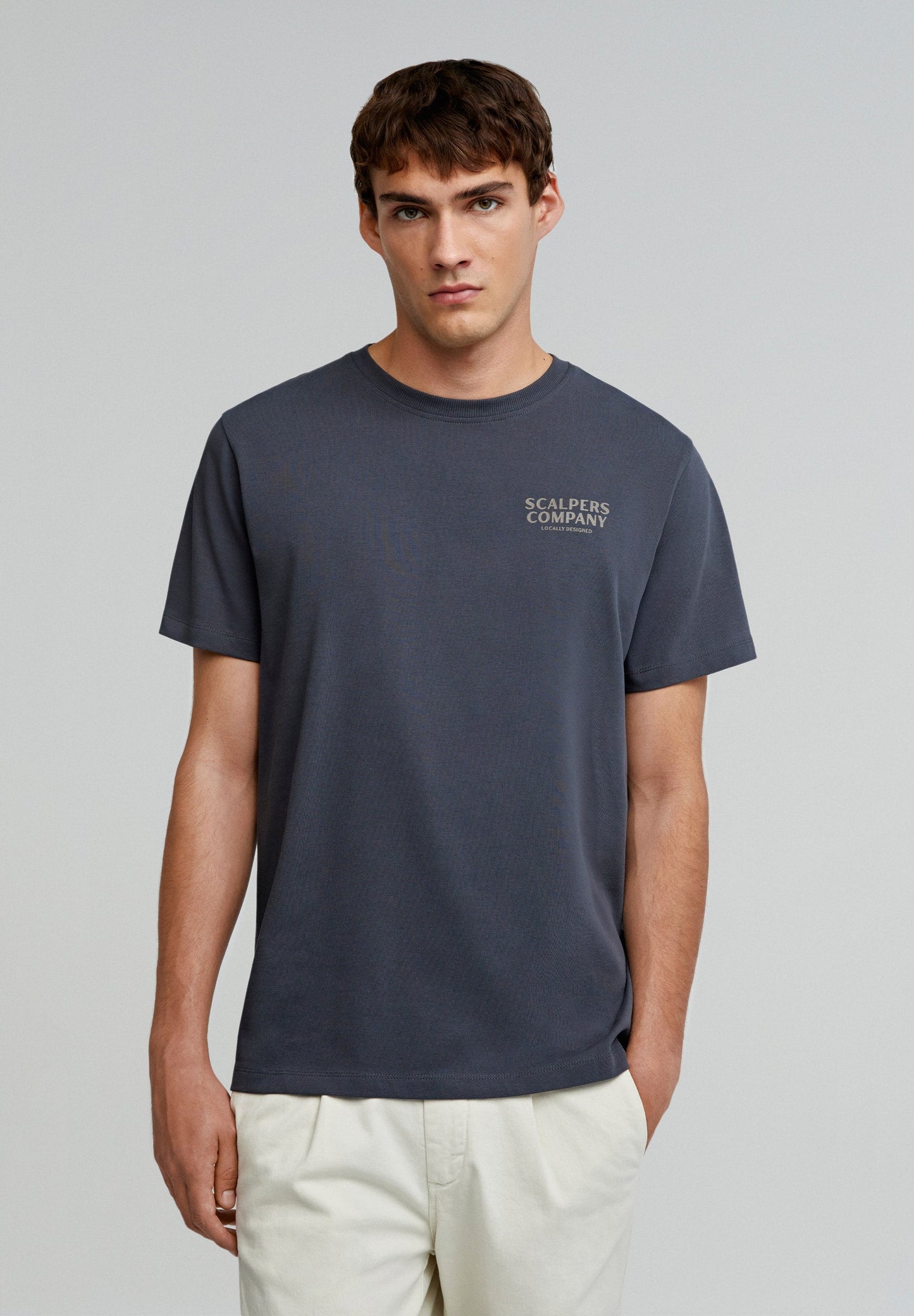 T-SHIRT COM PADRÃO DE GRÁFICO