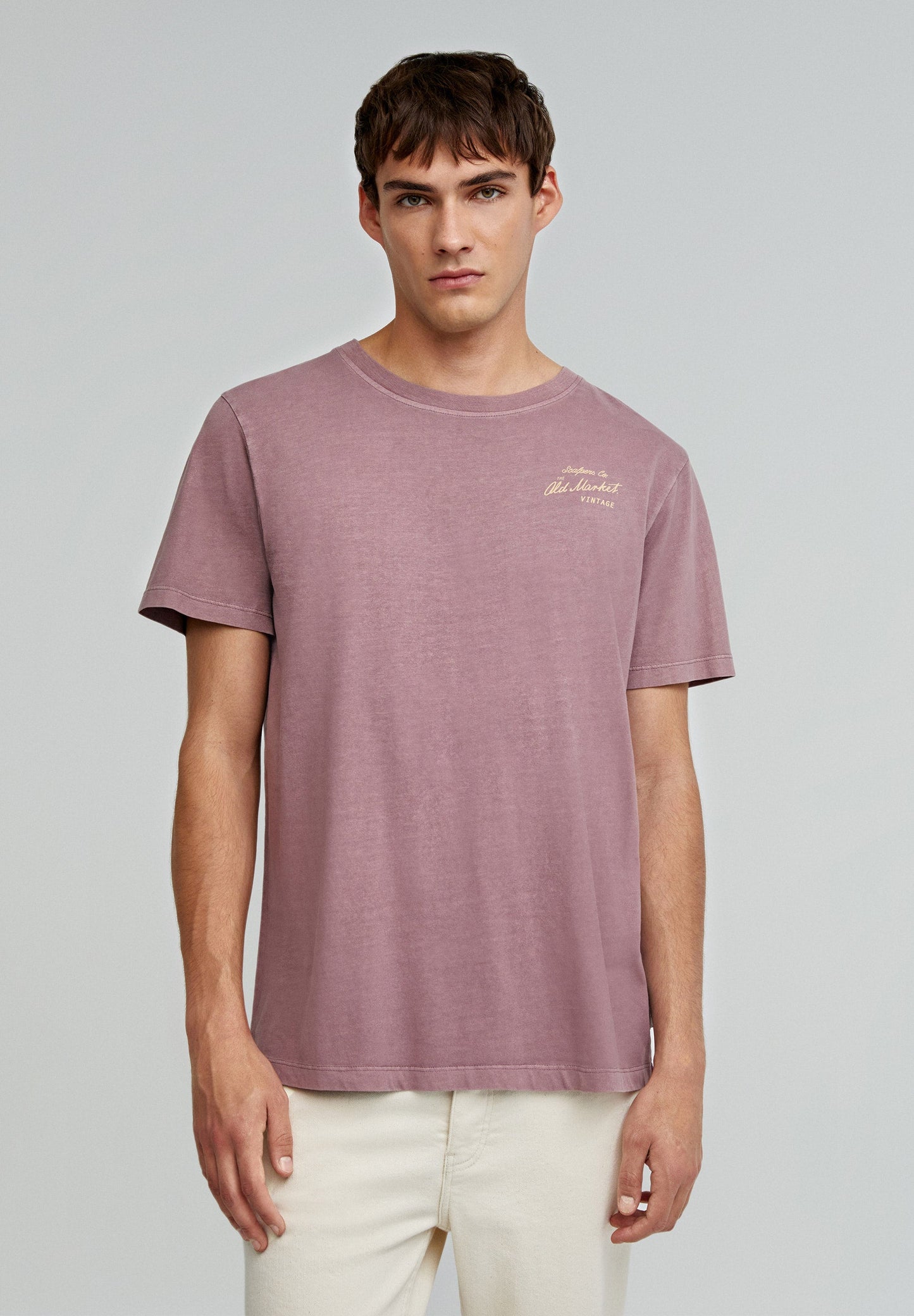 T-SHIRT COM MENSAGEM ATRÁS