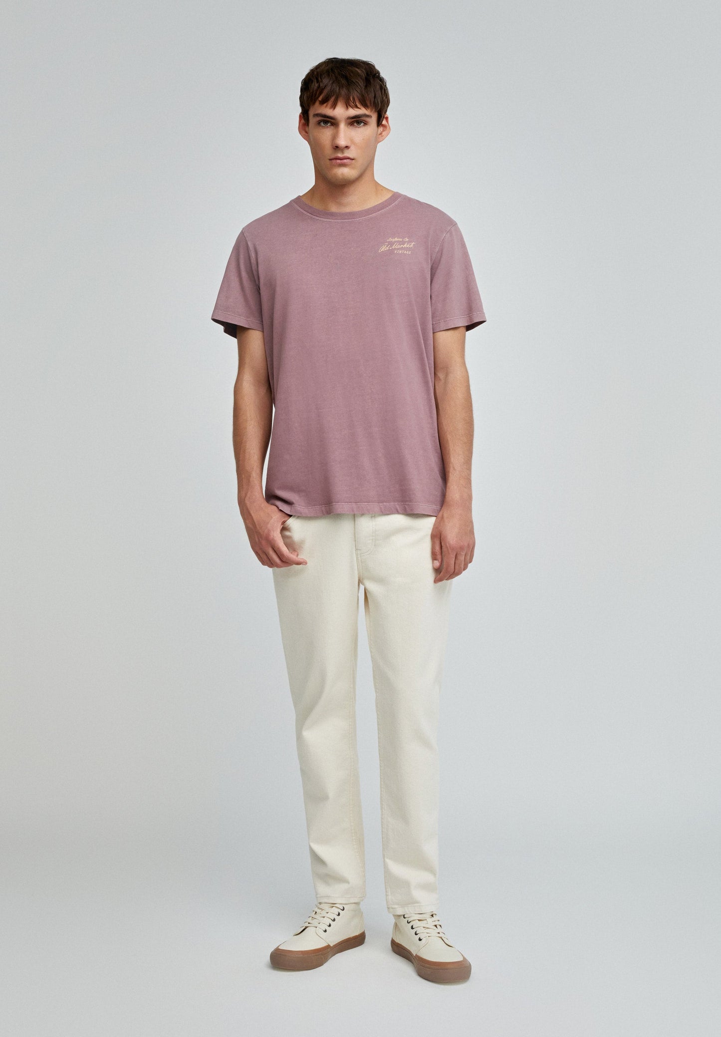 T-SHIRT COM MENSAGEM ATRÁS