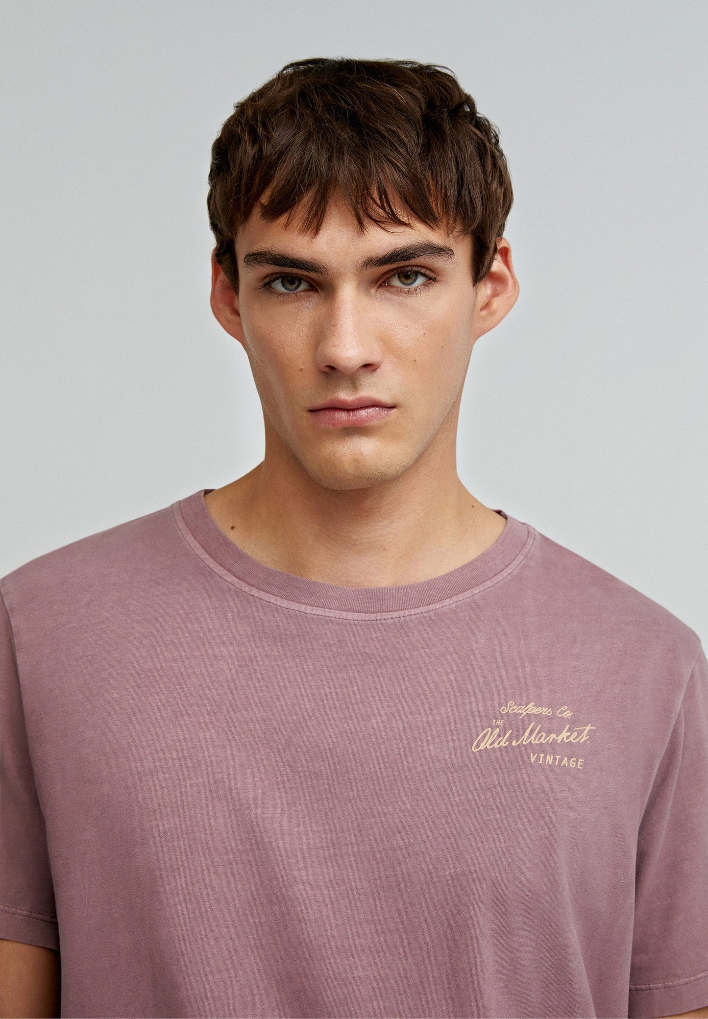 T-SHIRT COM MENSAGEM ATRÁS