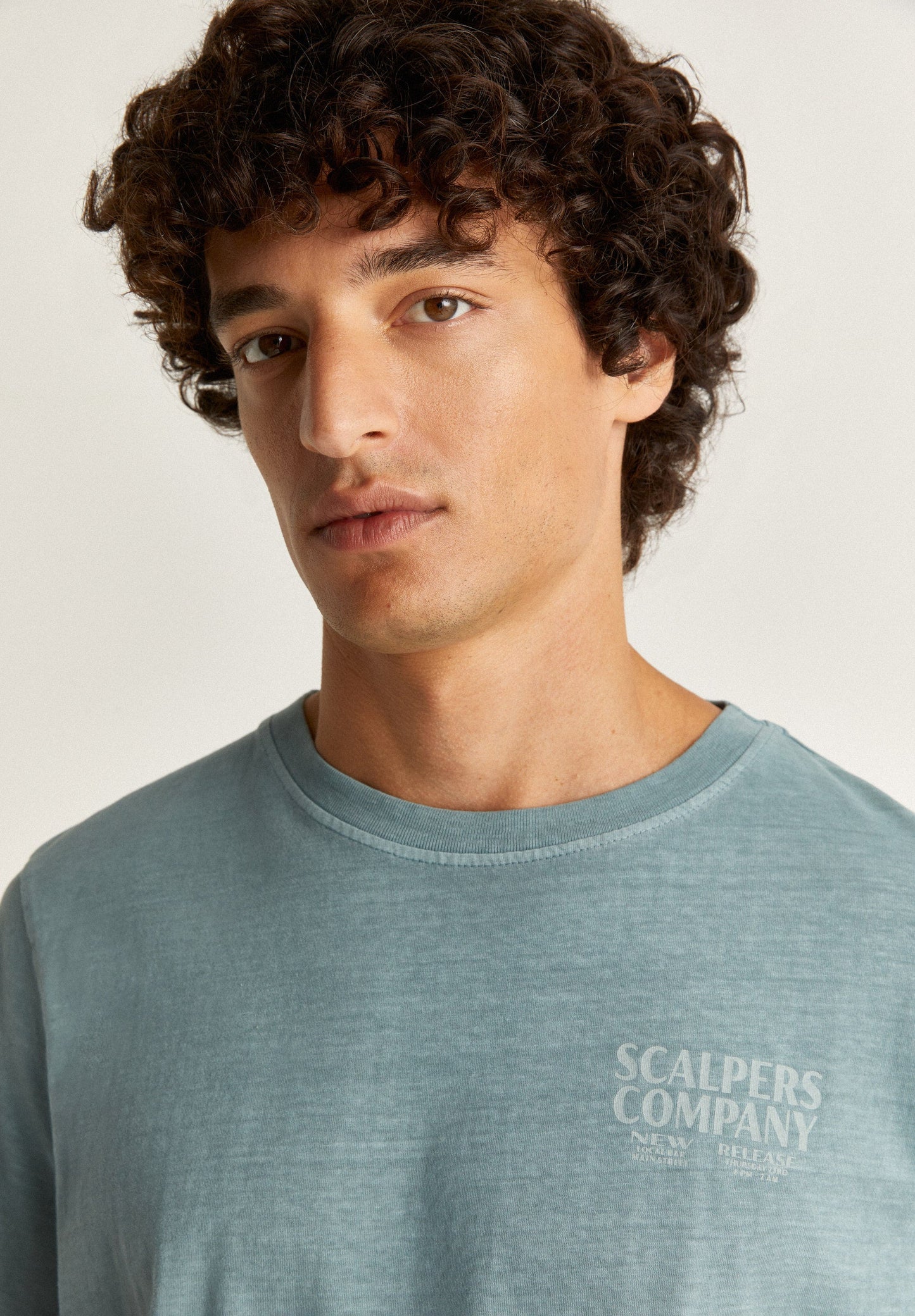 T-SHIRT EFEITO DESBOTADO PADRÃO LOGÓTIPO