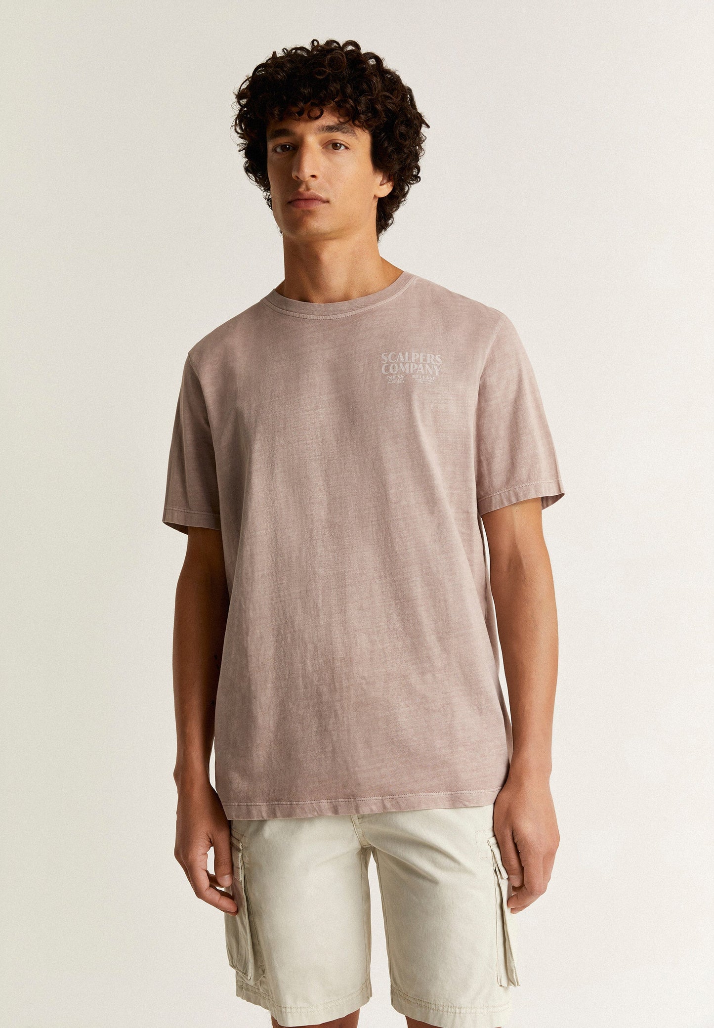 T-SHIRT EFEITO DESBOTADO PADRÃO LOGÓTIPO