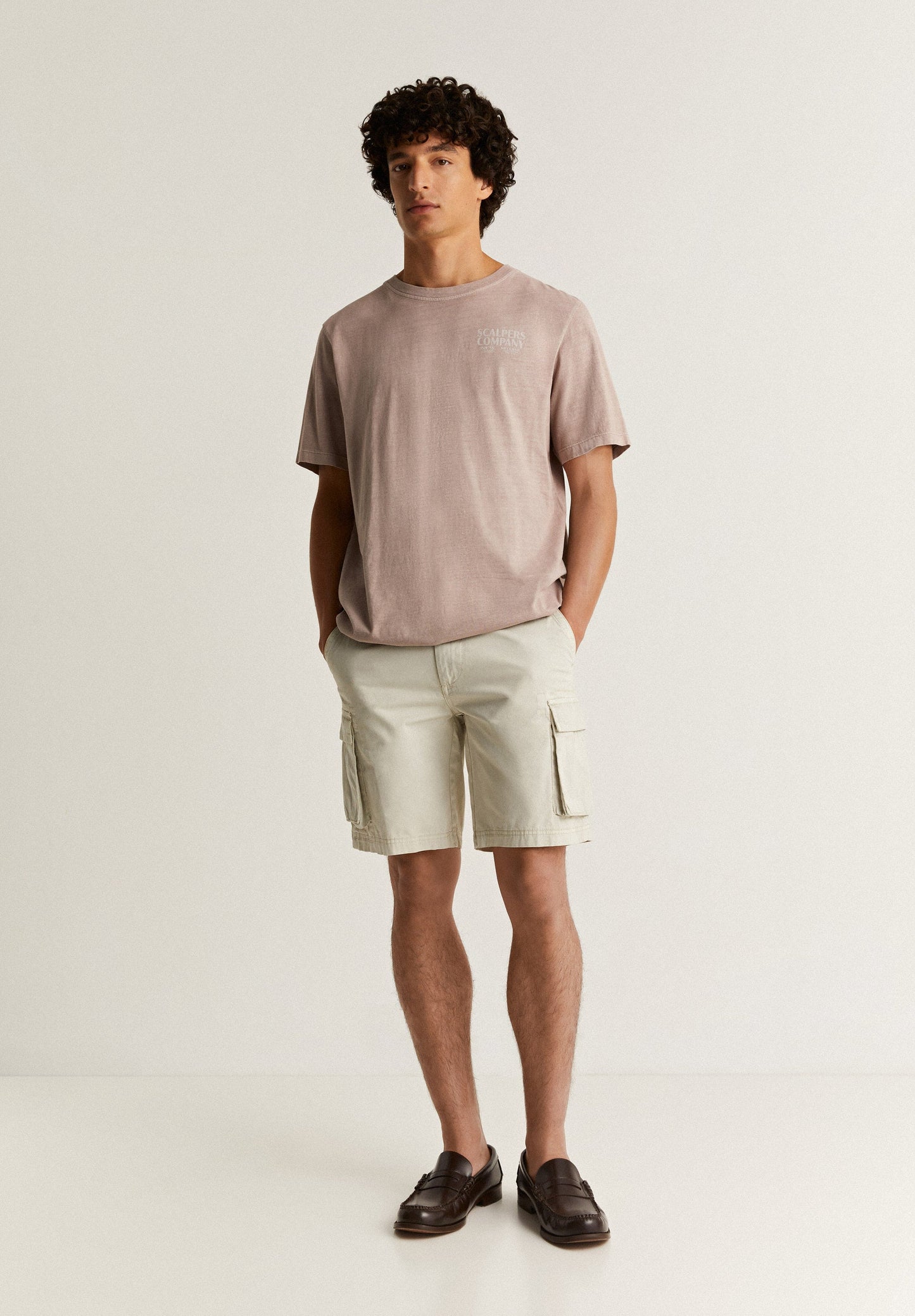 T-SHIRT EFEITO DESBOTADO PADRÃO LOGÓTIPO