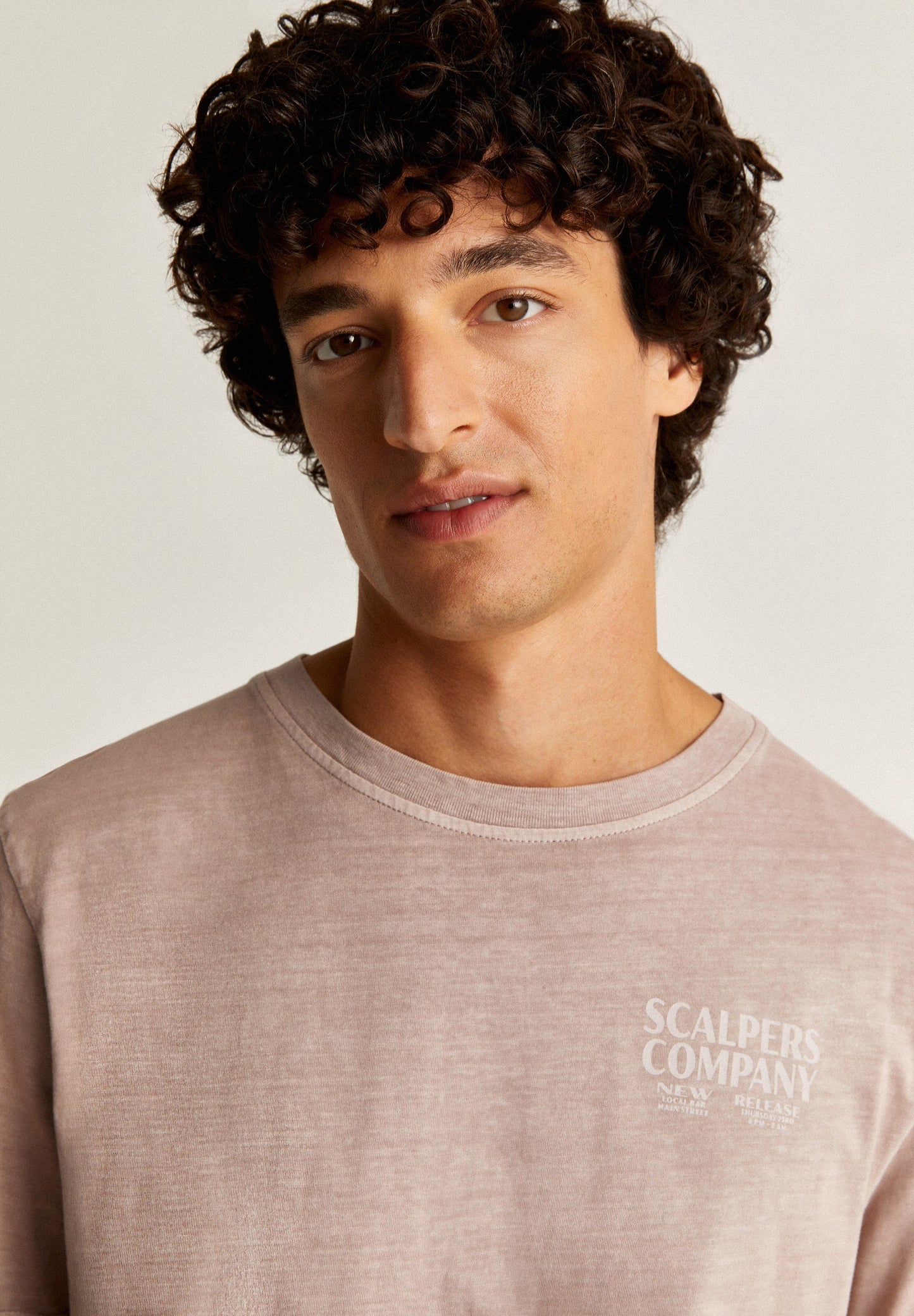 T-SHIRT EFEITO DESBOTADO PADRÃO LOGÓTIPO