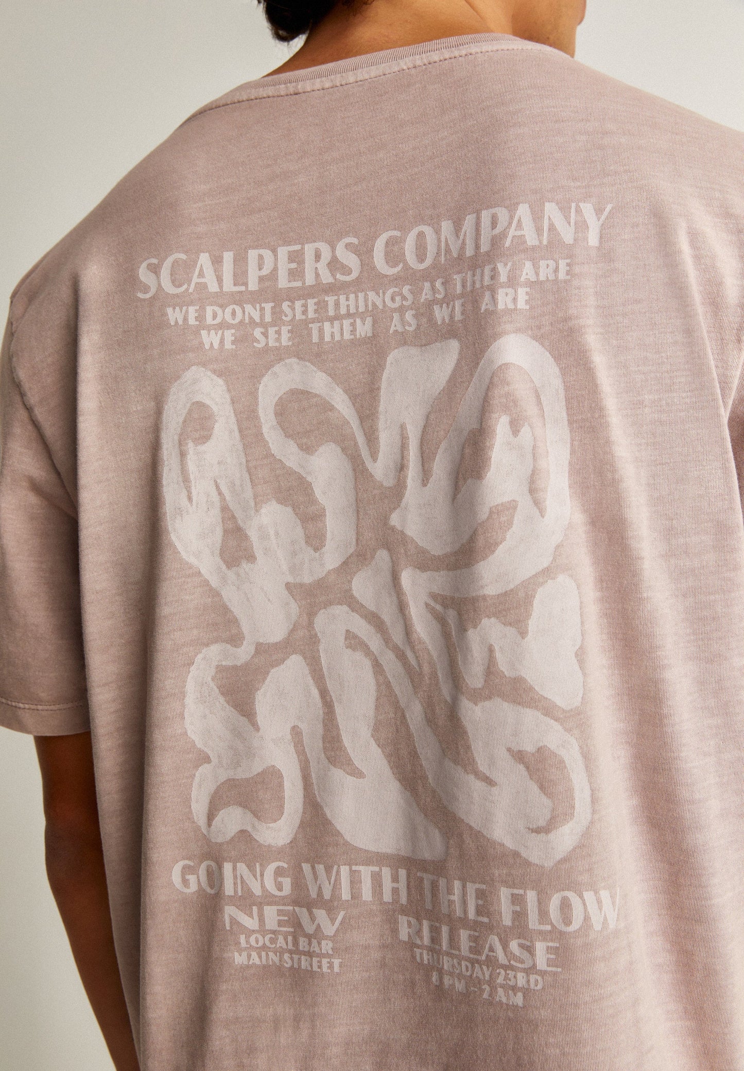 T-SHIRT EFEITO DESBOTADO PADRÃO LOGÓTIPO