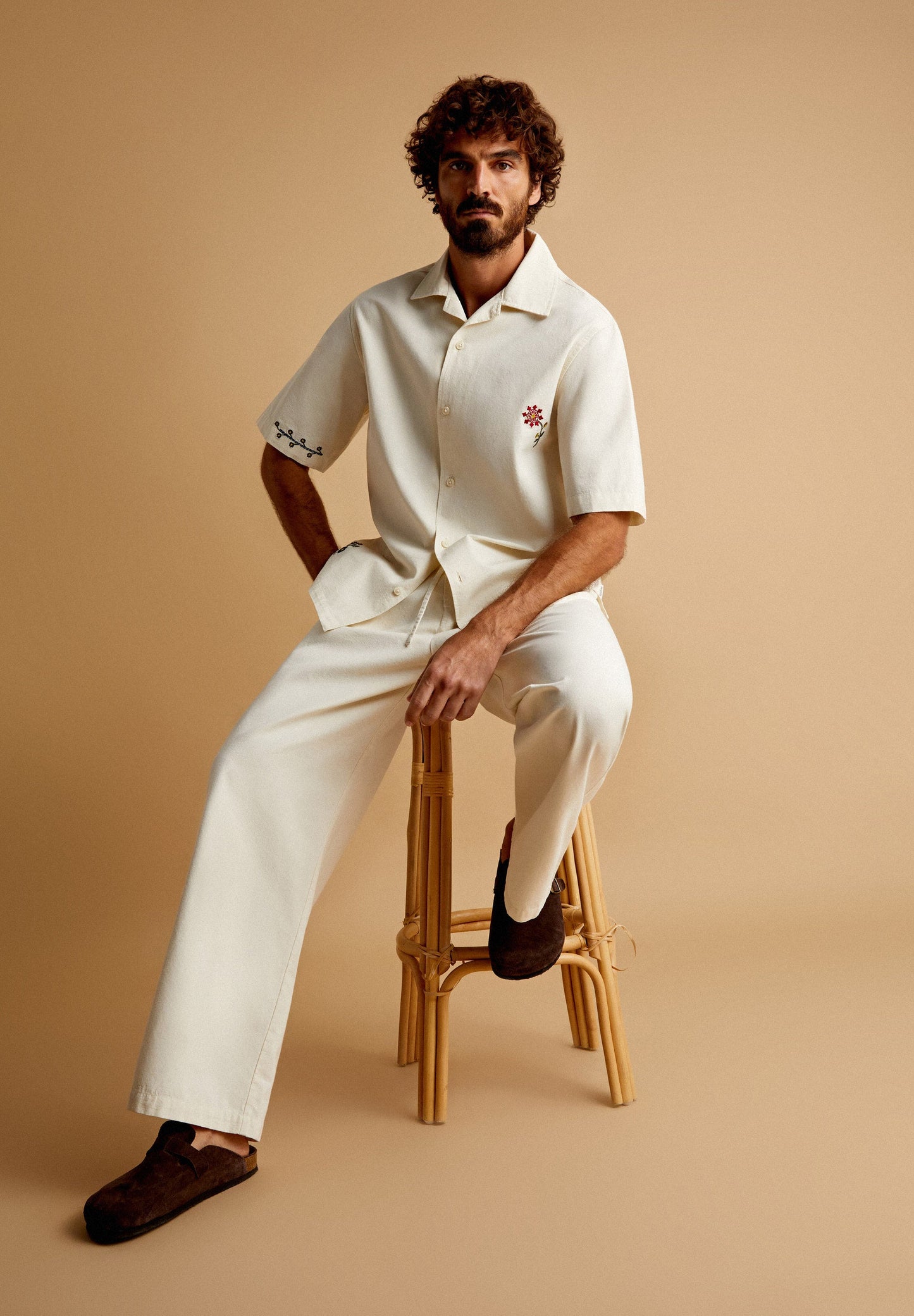 CALÇAS RESORT COM BORDADO