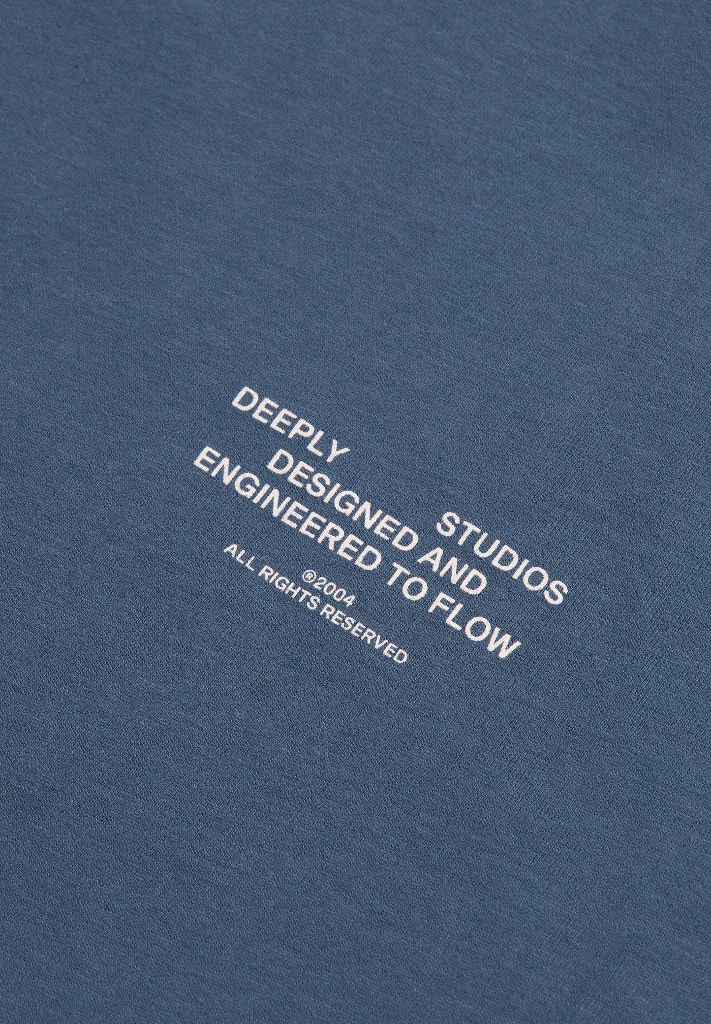 DEEPLY | T-SHIRT COM GRÁFICO ATRÁS