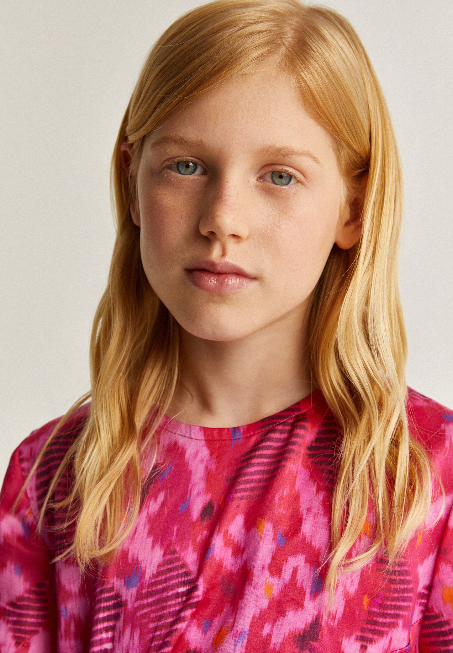 VESTIDO CURTO COM FRANZIDO LATERAL