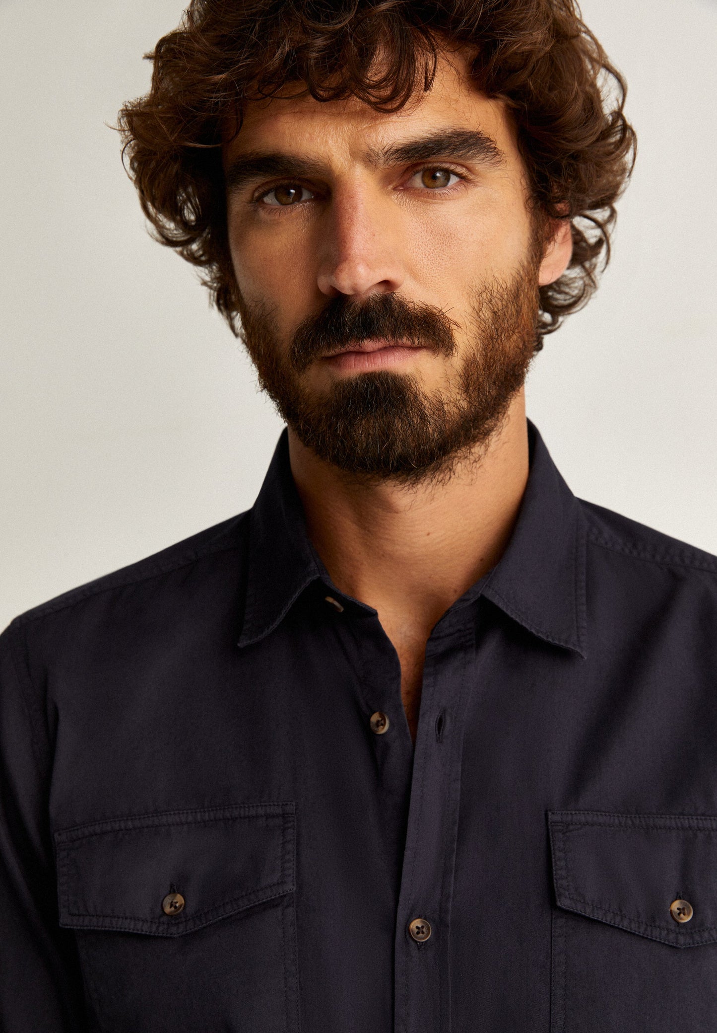 CAMISA COM BOLSOS BOTÃO