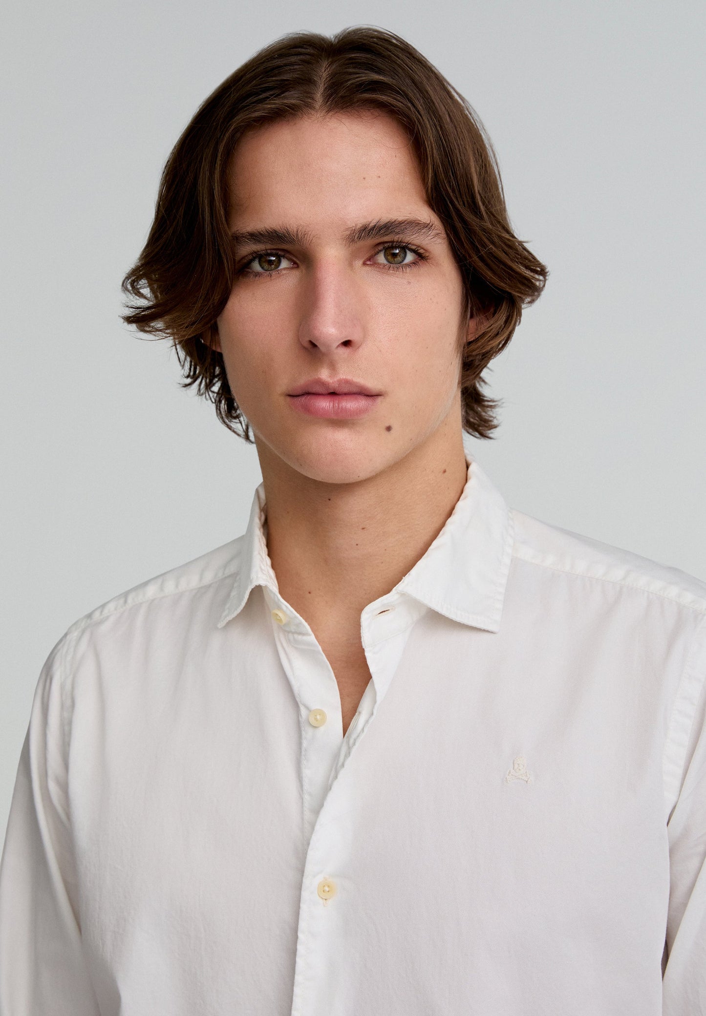 CAMISA COM LOGÓTIPO BORDADO NO TOM