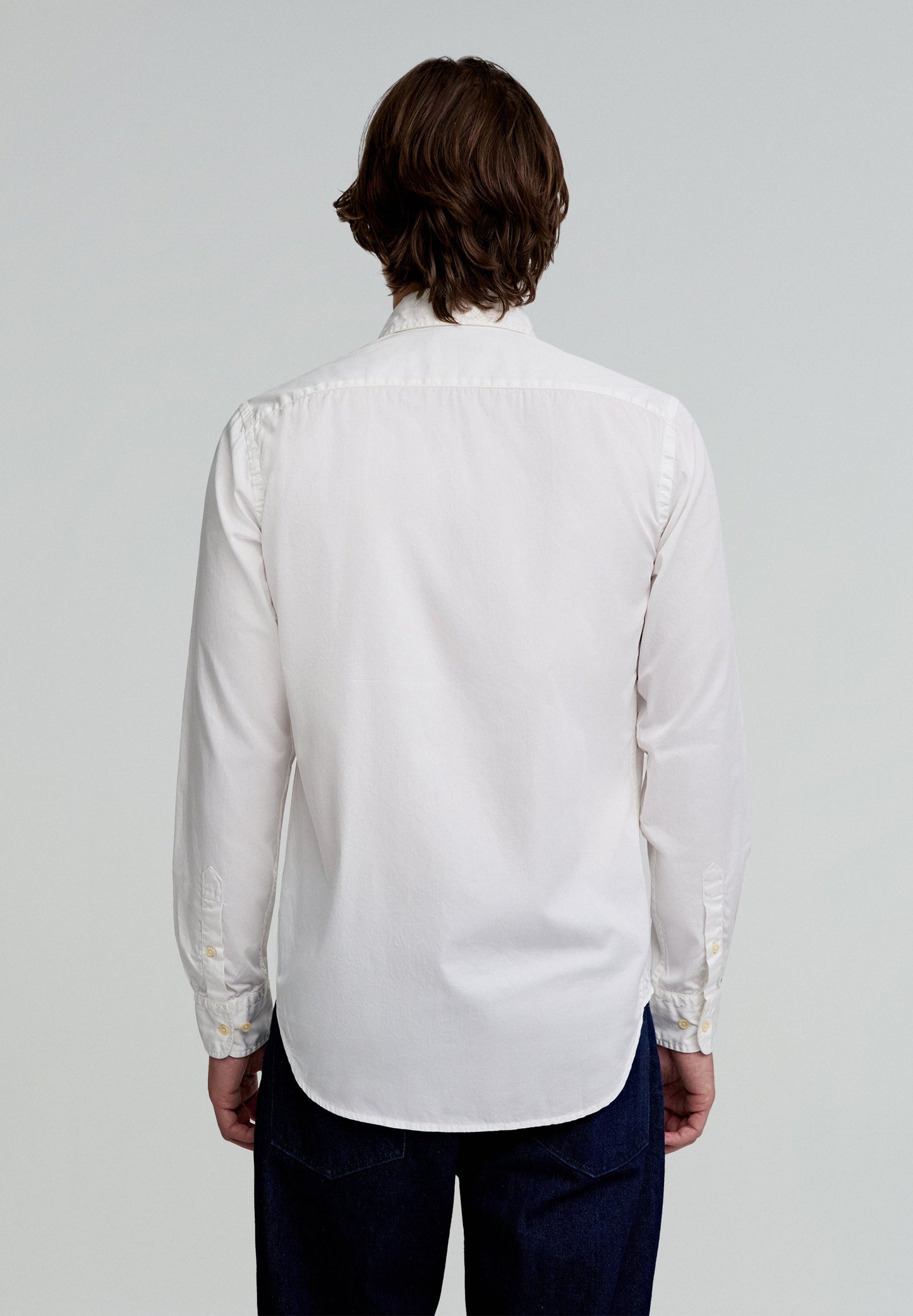 CAMISA COM LOGÓTIPO BORDADO NO TOM