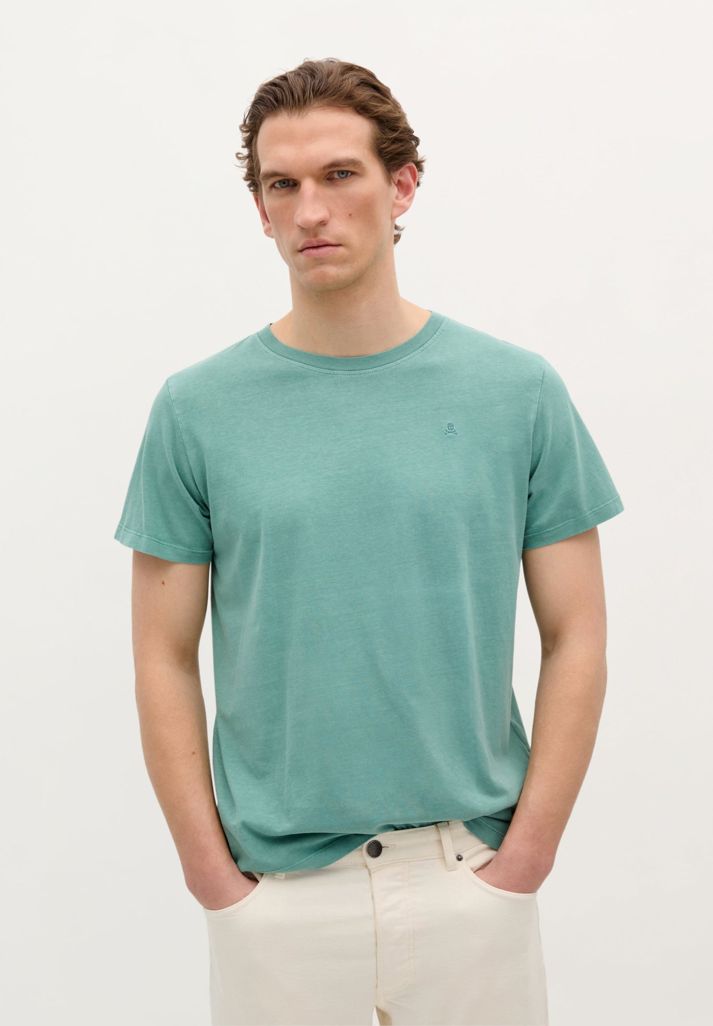T-SHIRT COM SKULL BORDADA NO TOM