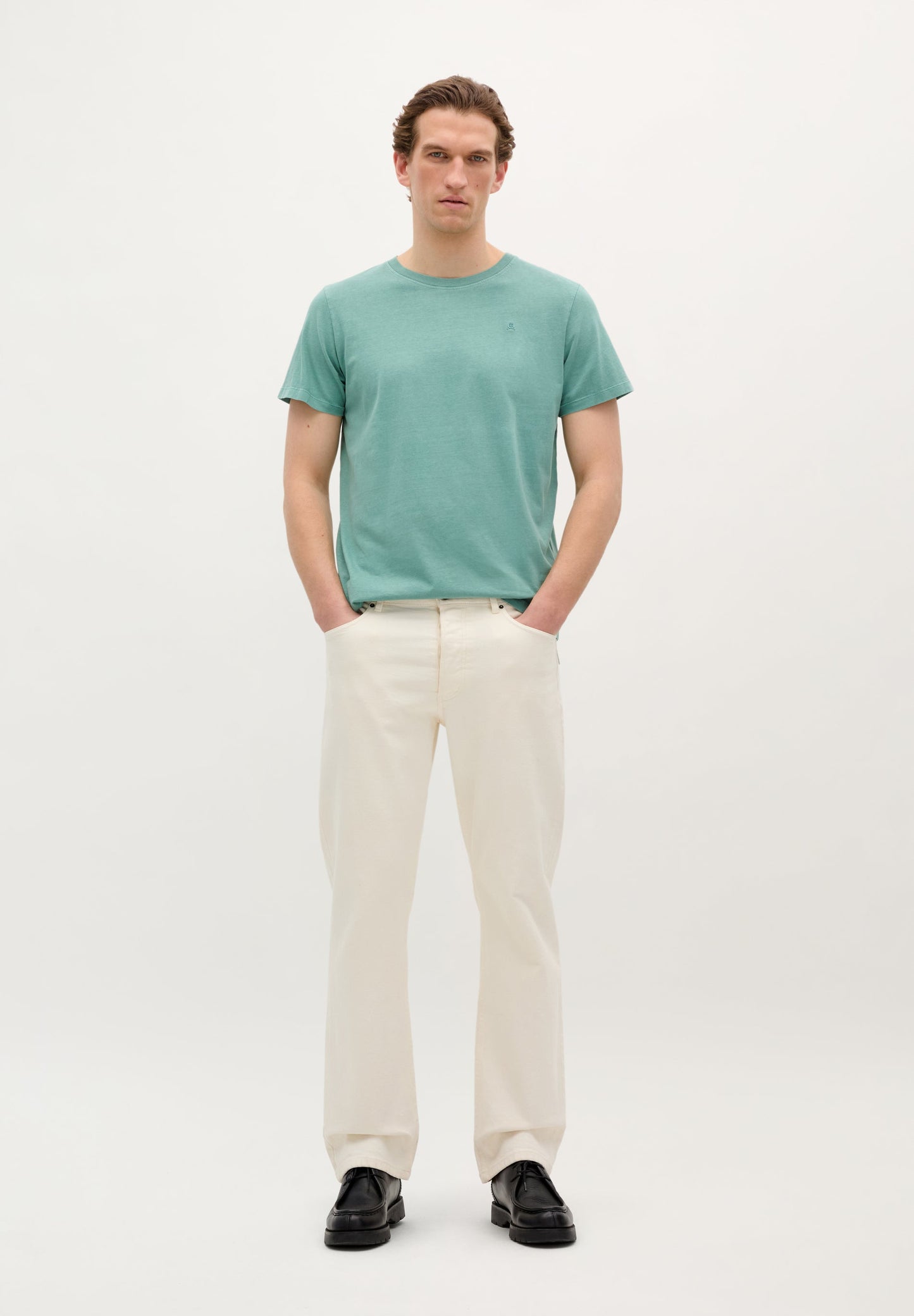 T-SHIRT COM SKULL BORDADA NO TOM