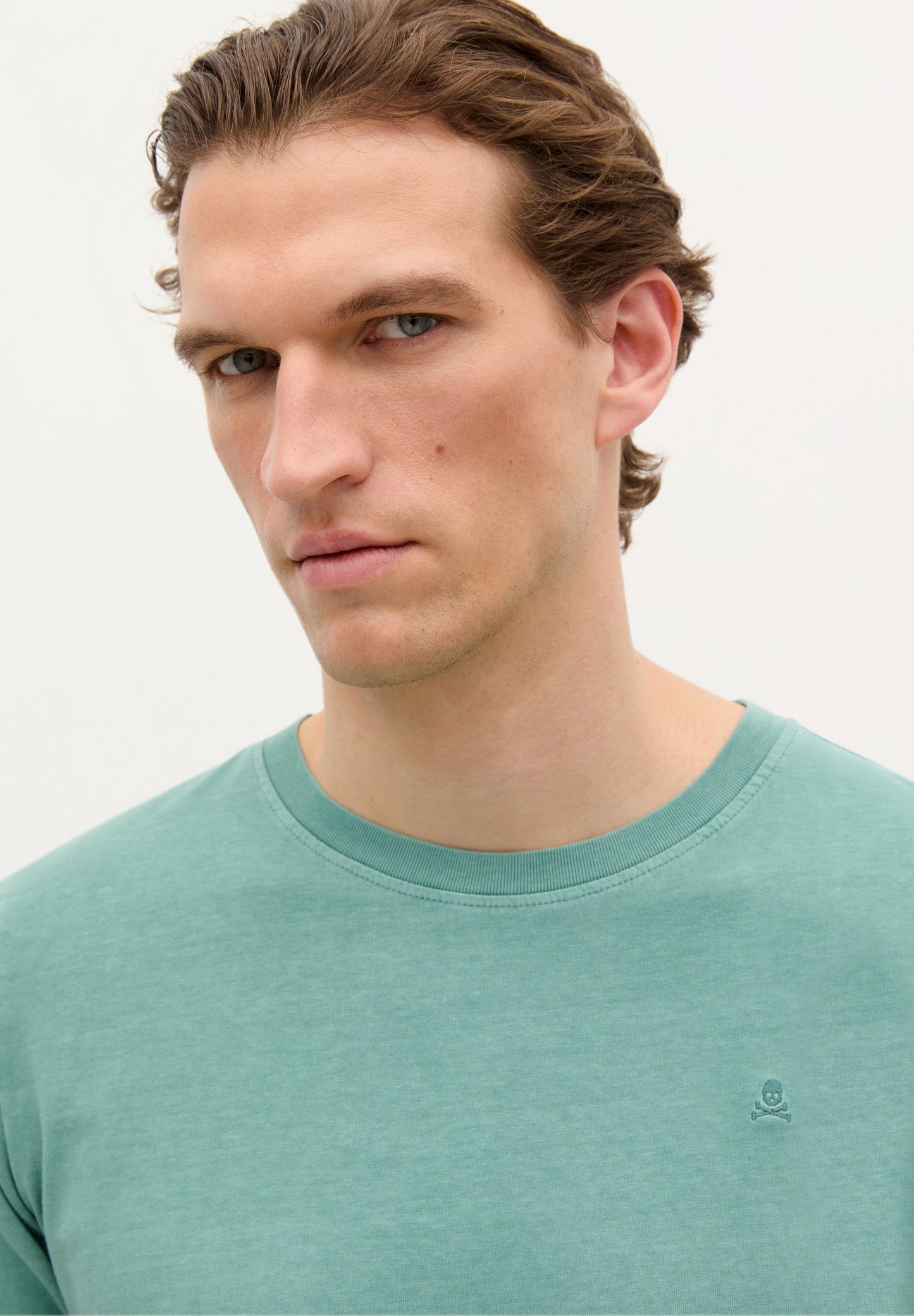 T-SHIRT COM SKULL BORDADA NO TOM