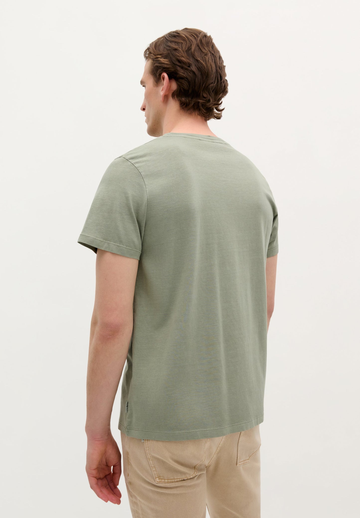 T-SHIRT COM SKULL BORDADA NO TOM