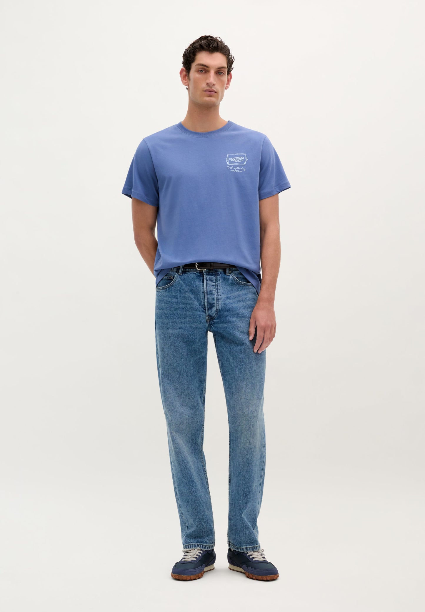 T-SHIRT COM PADRÃO DE LOGÓTIPO
