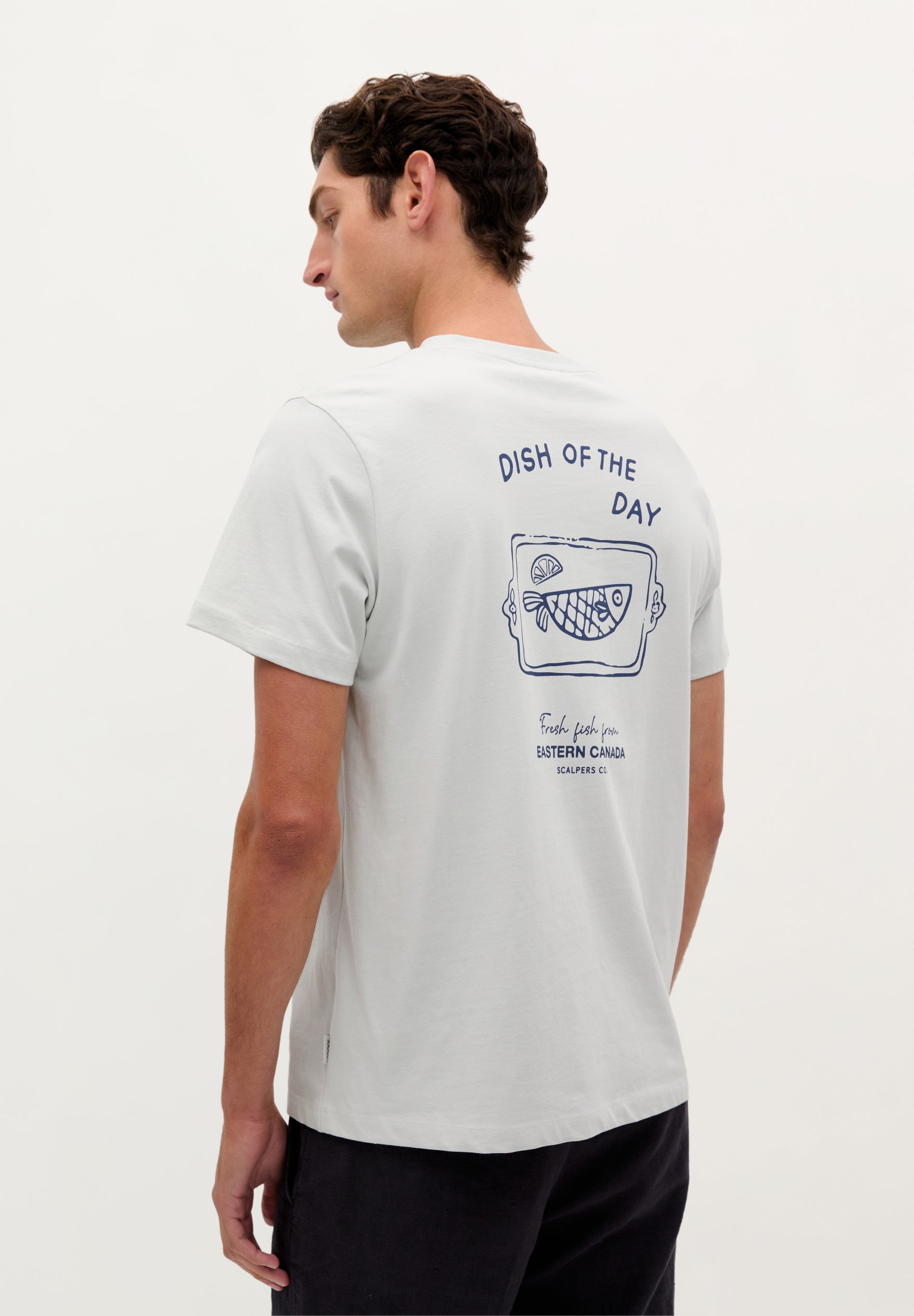 T-SHIRT COM PADRÃO DE LOGÓTIPO