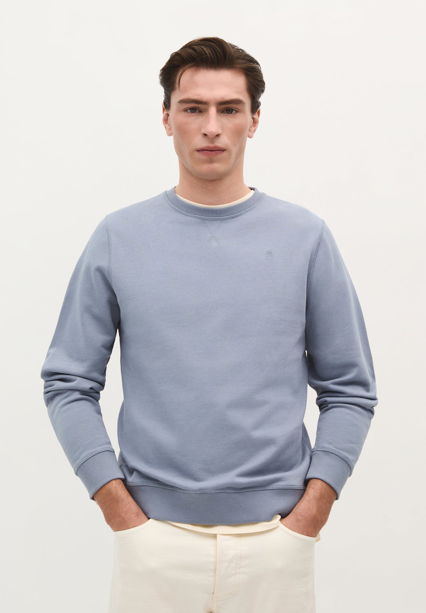 SWEATSHIRT BÁSICA COM SKULL BORDADA