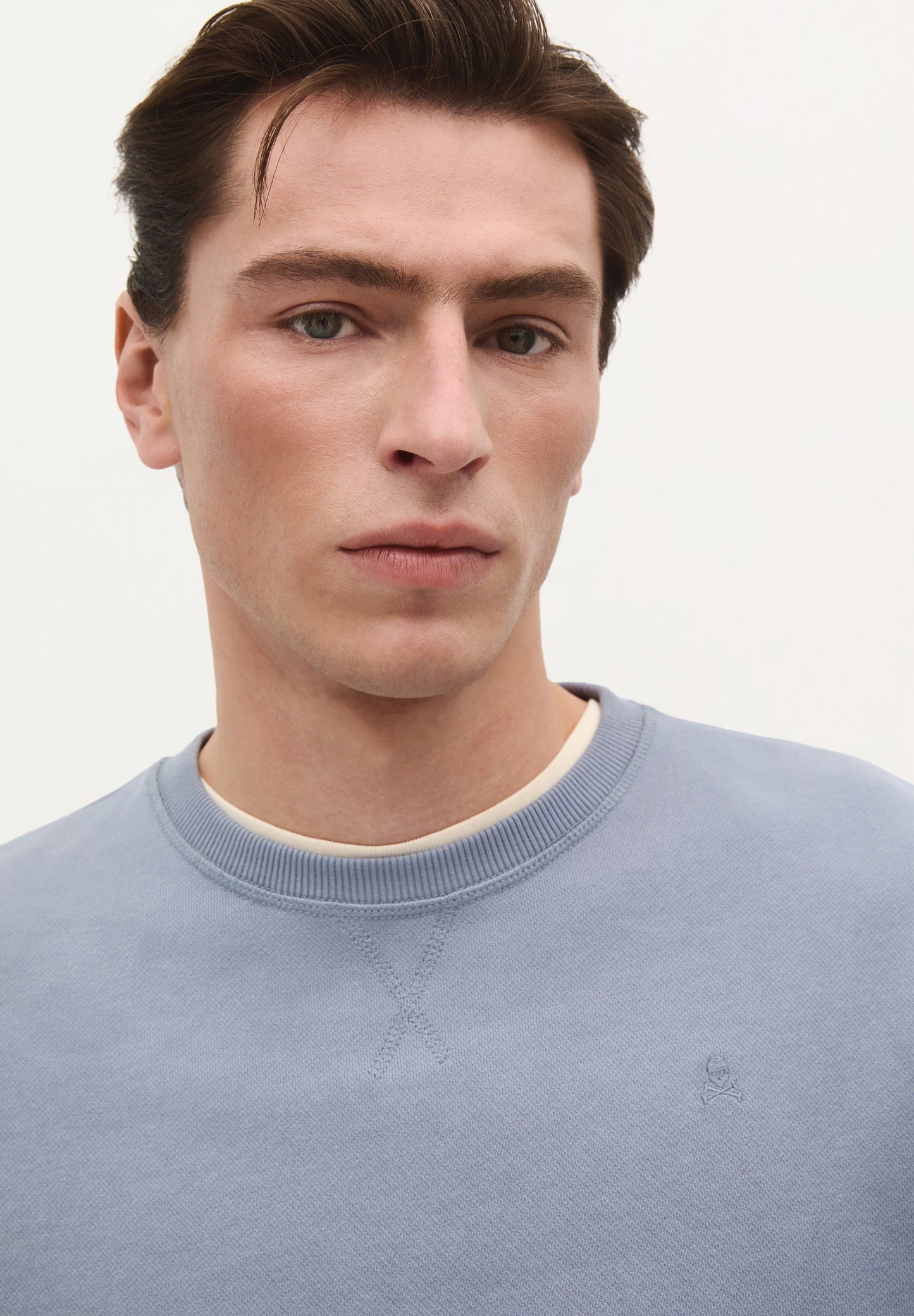 SWEATSHIRT BÁSICA COM SKULL BORDADA