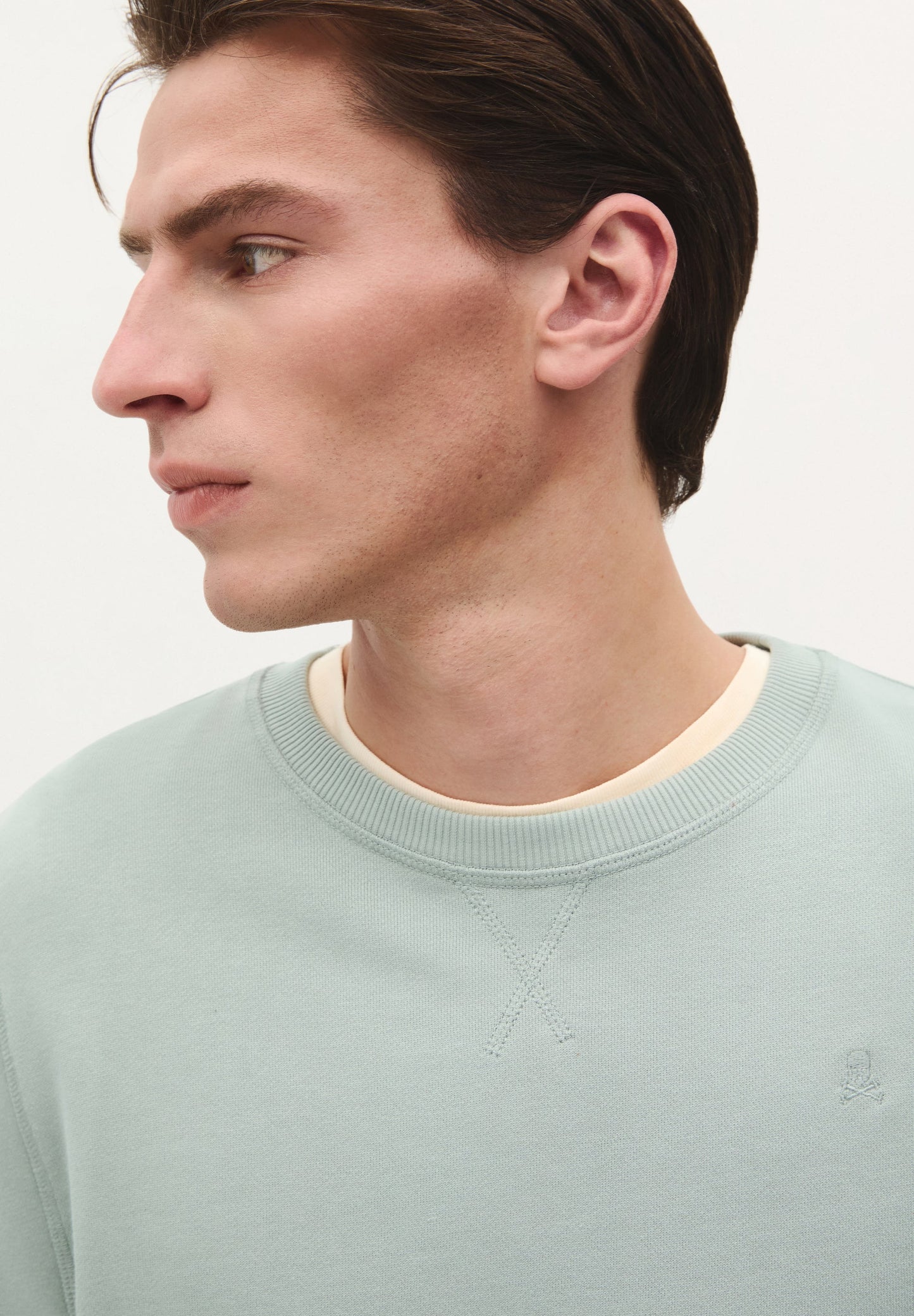 SWEATSHIRT BÁSICA COM SKULL BORDADA