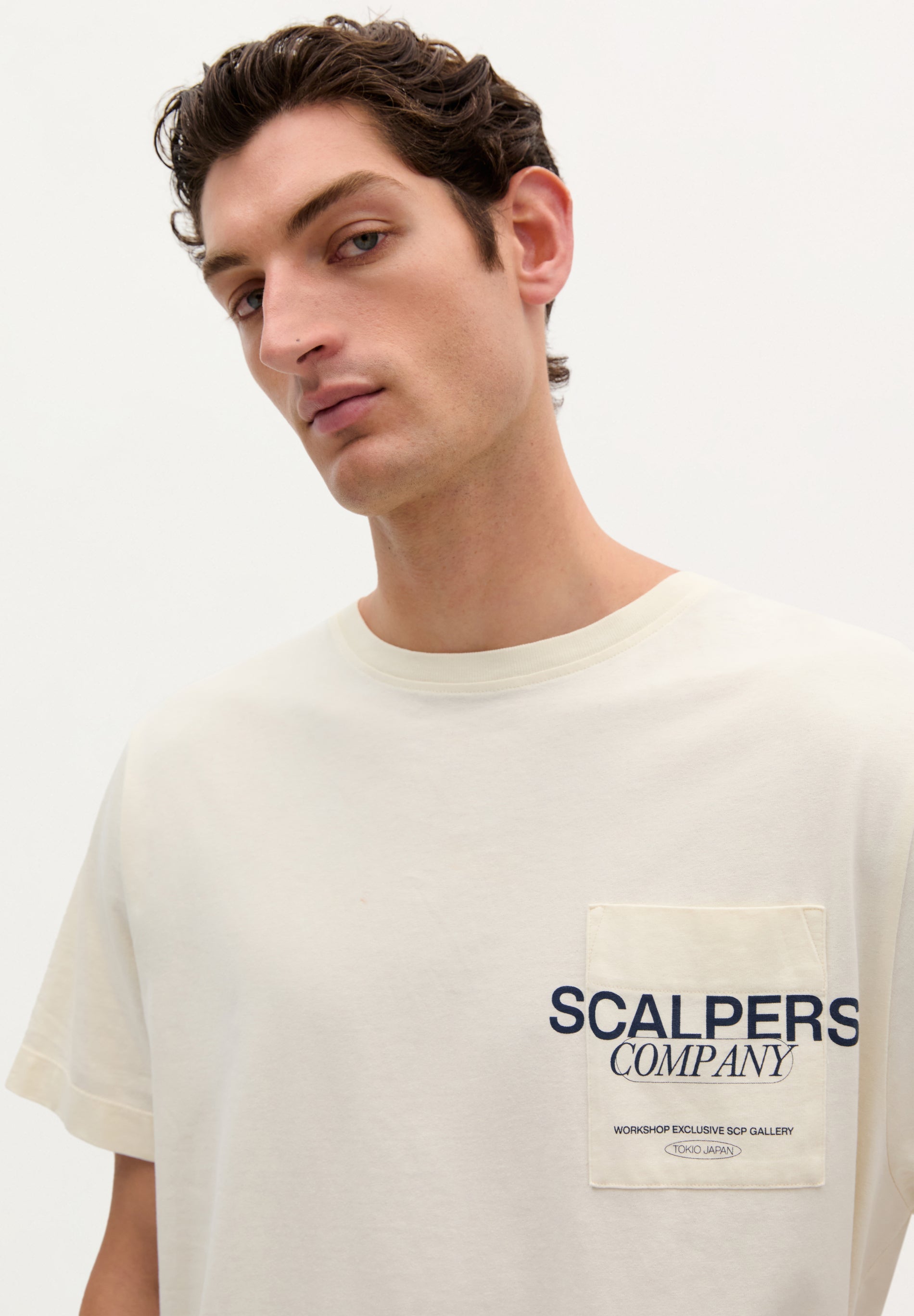 T-SHIRT COM BOLSO COM PADRÃO