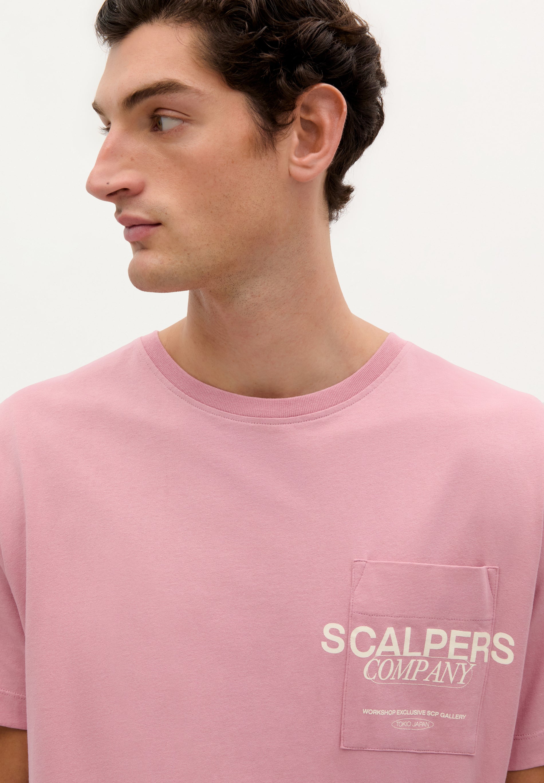 T-SHIRT COM BOLSO COM PADRÃO