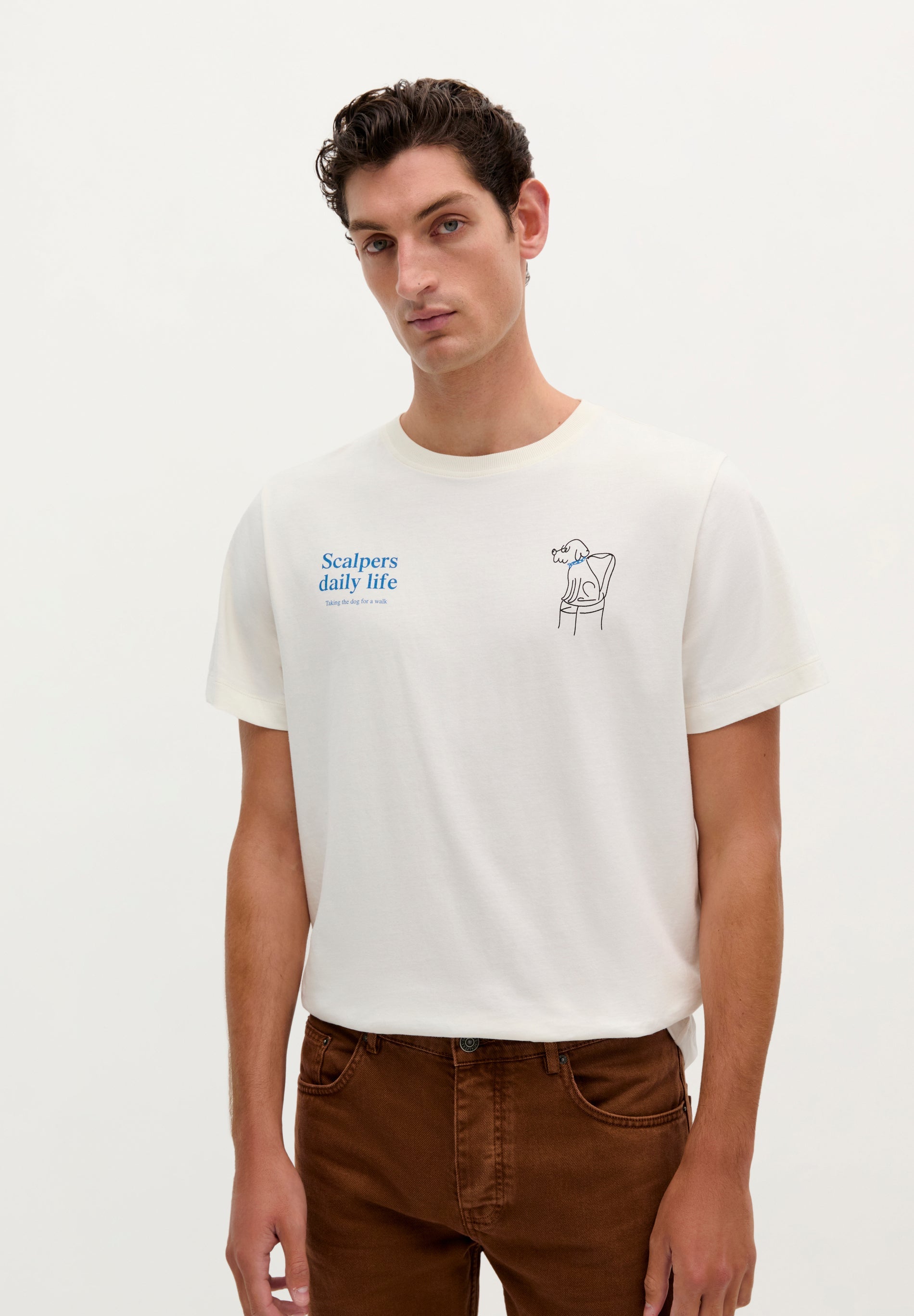T-SHIRT COM PADRÃO À FRENTE