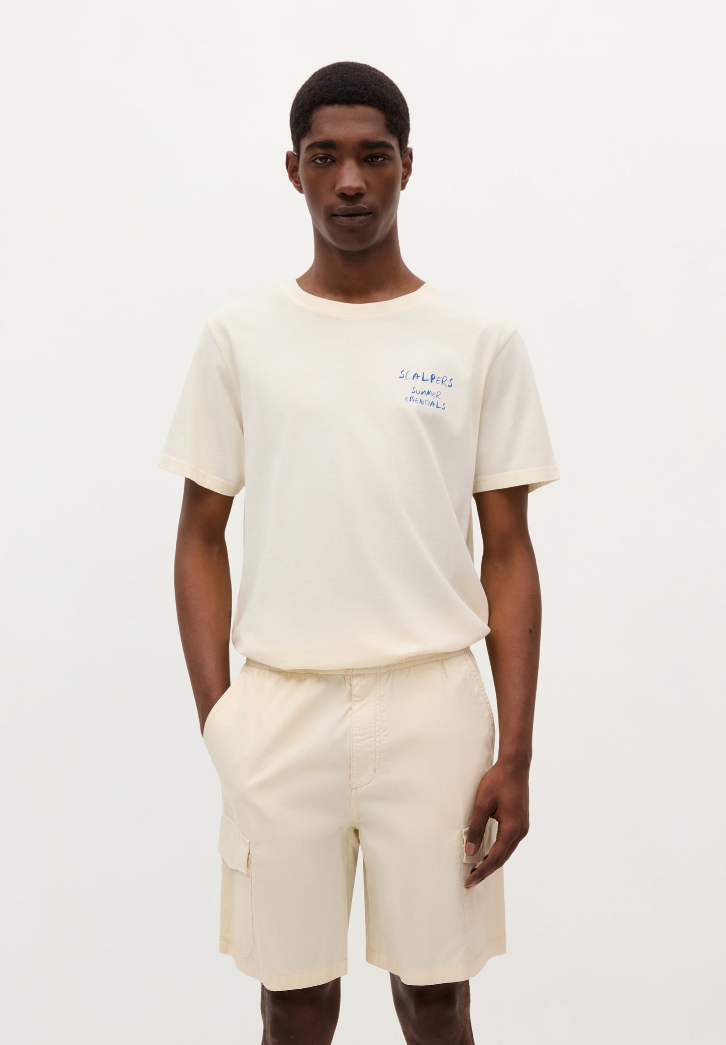 T-SHIRT COM LOGÓTIPO ESTAMPADO