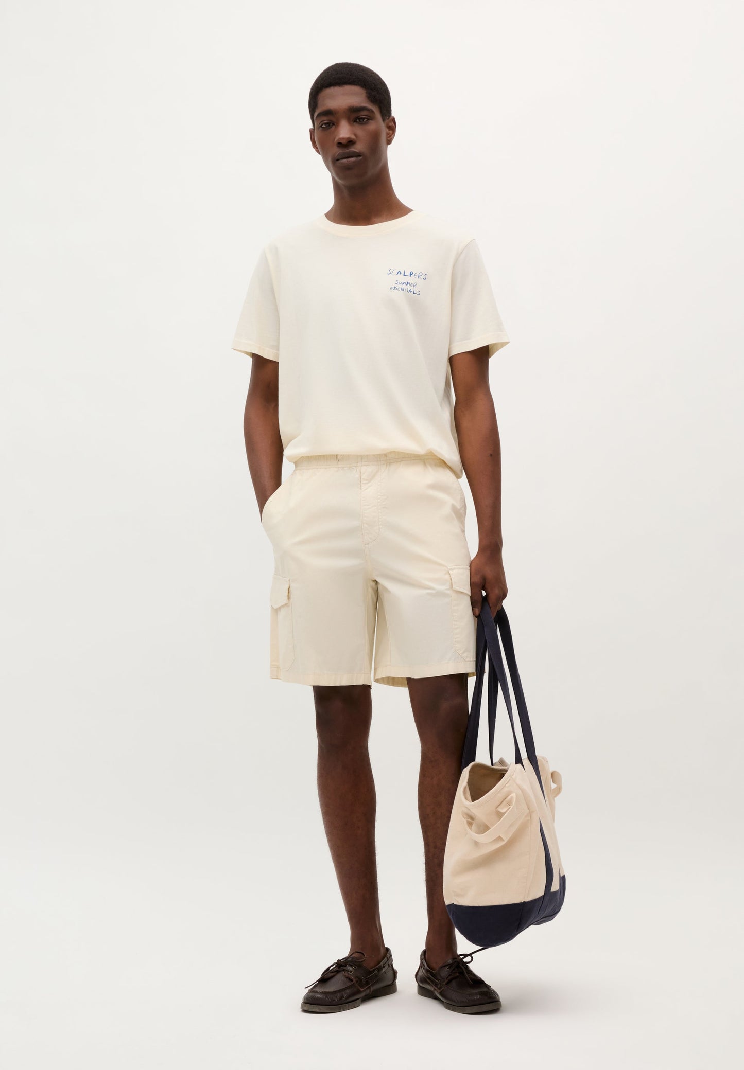 T-SHIRT COM LOGÓTIPO ESTAMPADO