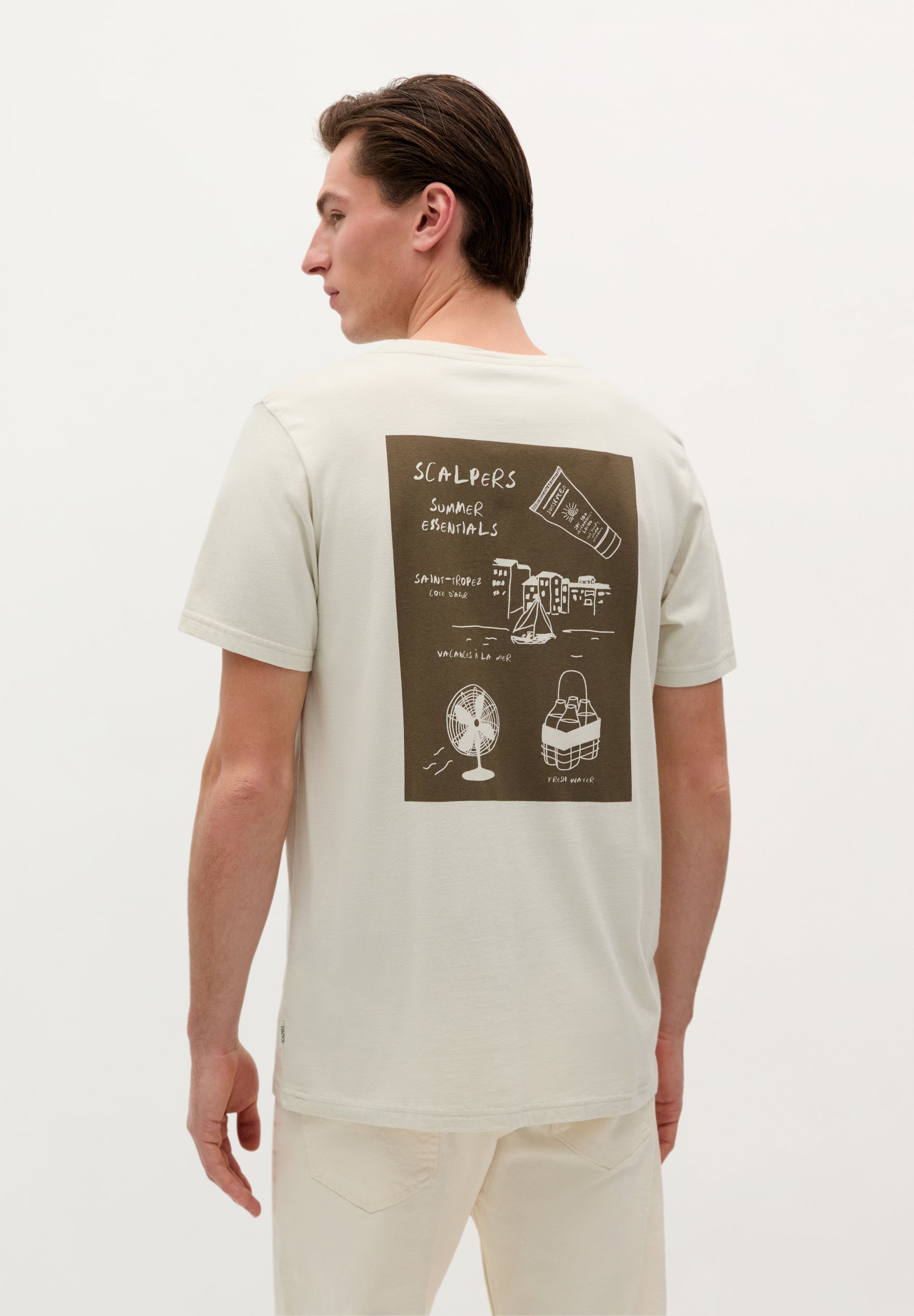 T-SHIRT COM LOGÓTIPO ESTAMPADO