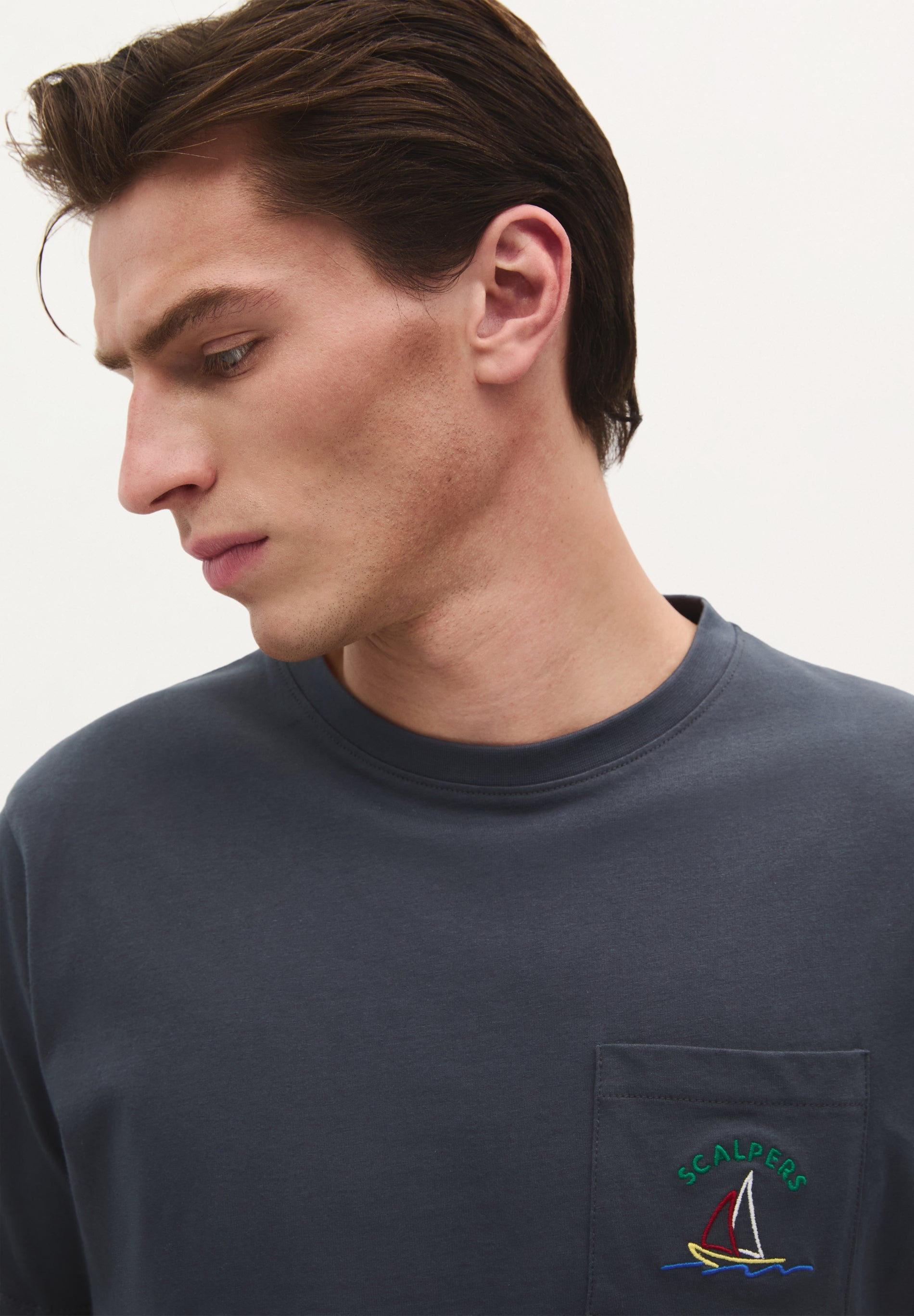 T-SHIRT COM BOLSO E BORDADO