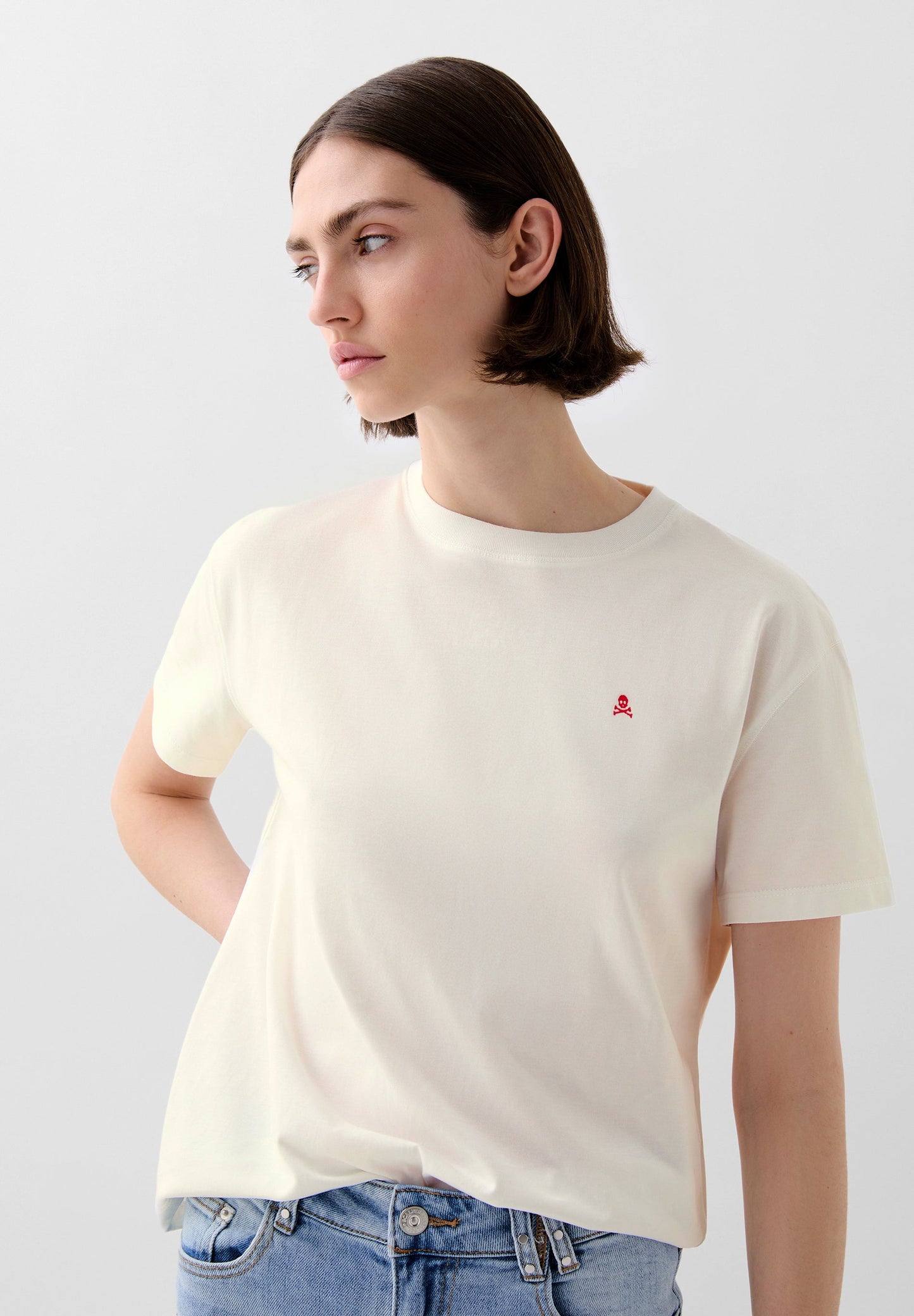 T-SHIRT BÁSICA COM SKULL