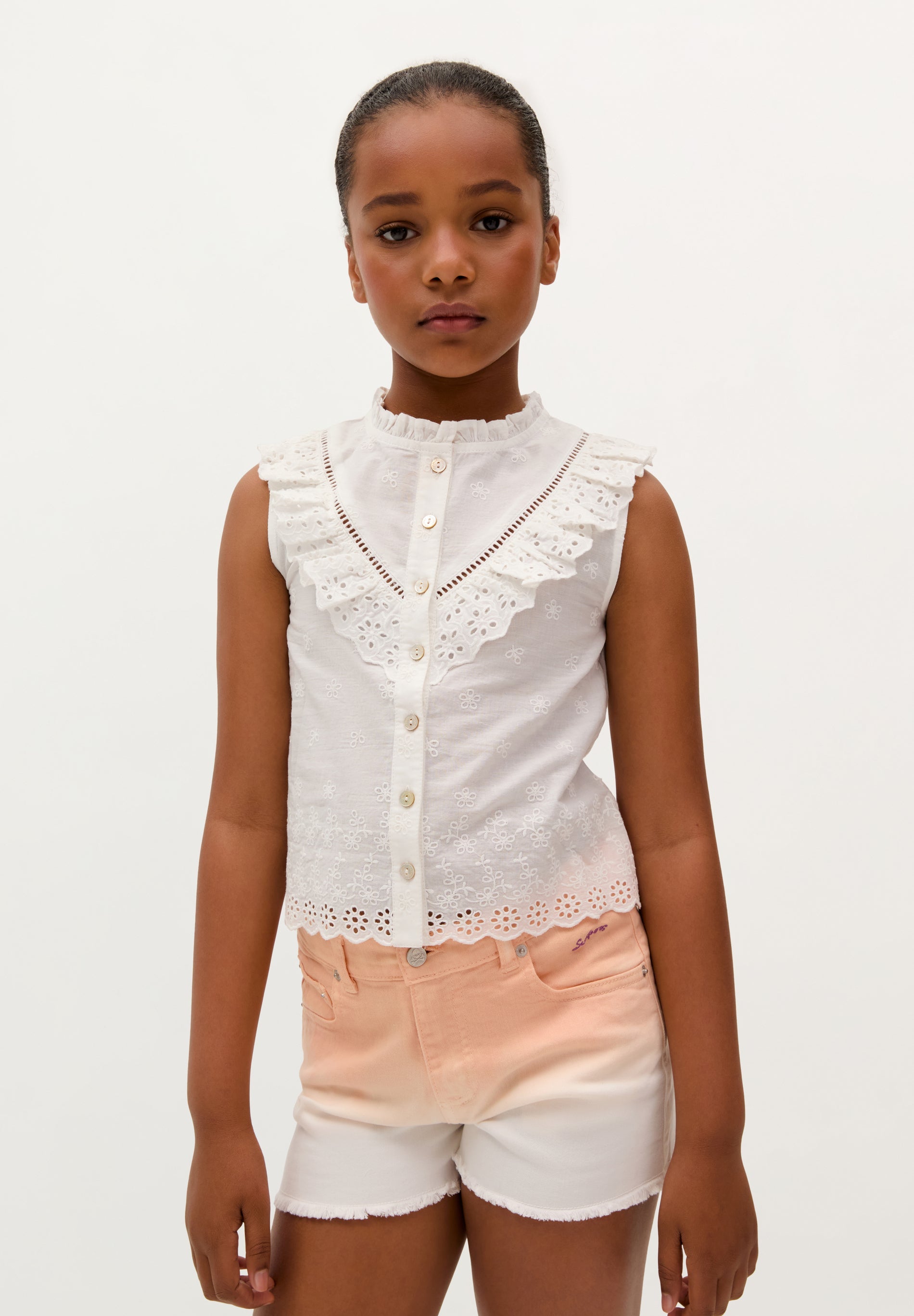 BLUSA COM PORMENOR DE FOLHO BORDADO