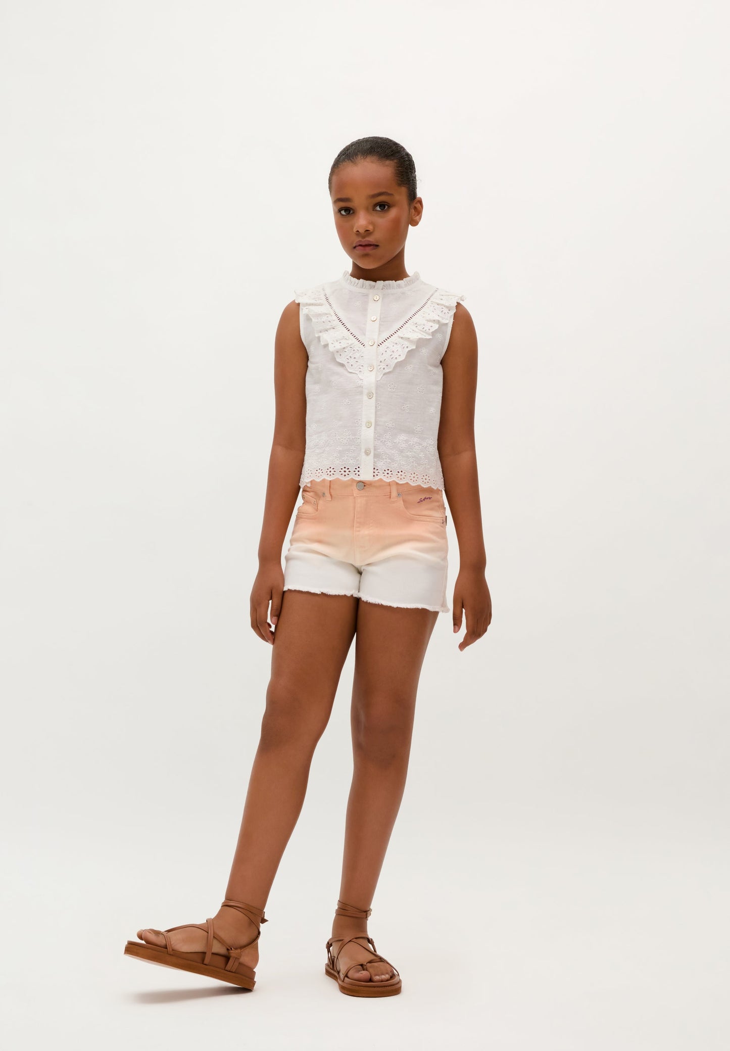 BLUSA COM PORMENOR DE FOLHO BORDADO