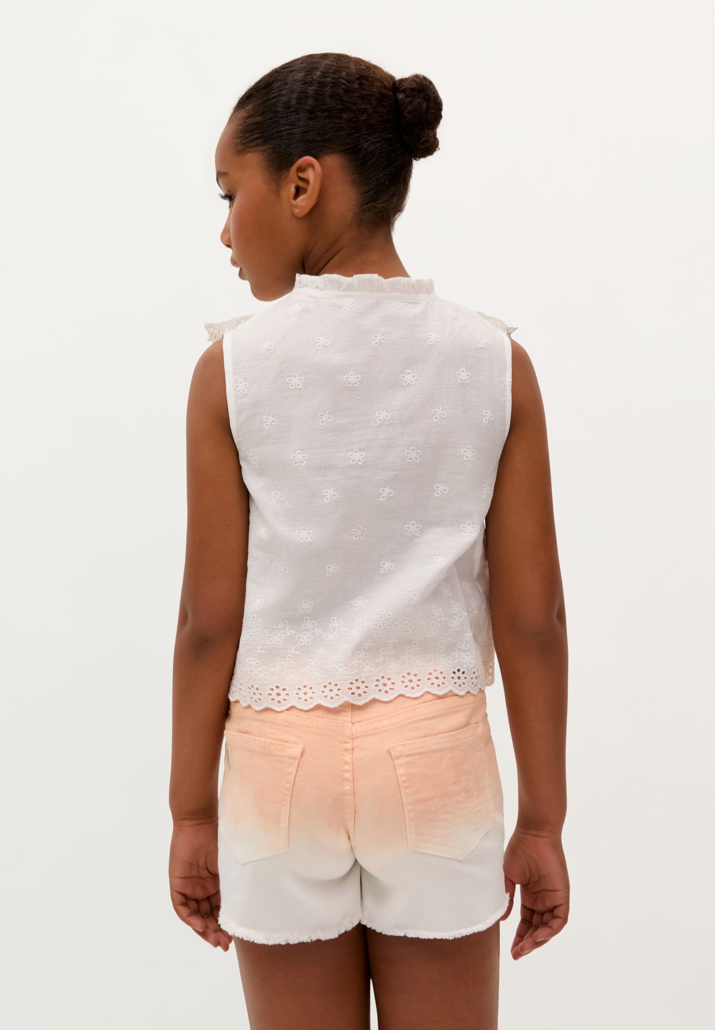 BLUSA COM PORMENOR DE FOLHO BORDADO