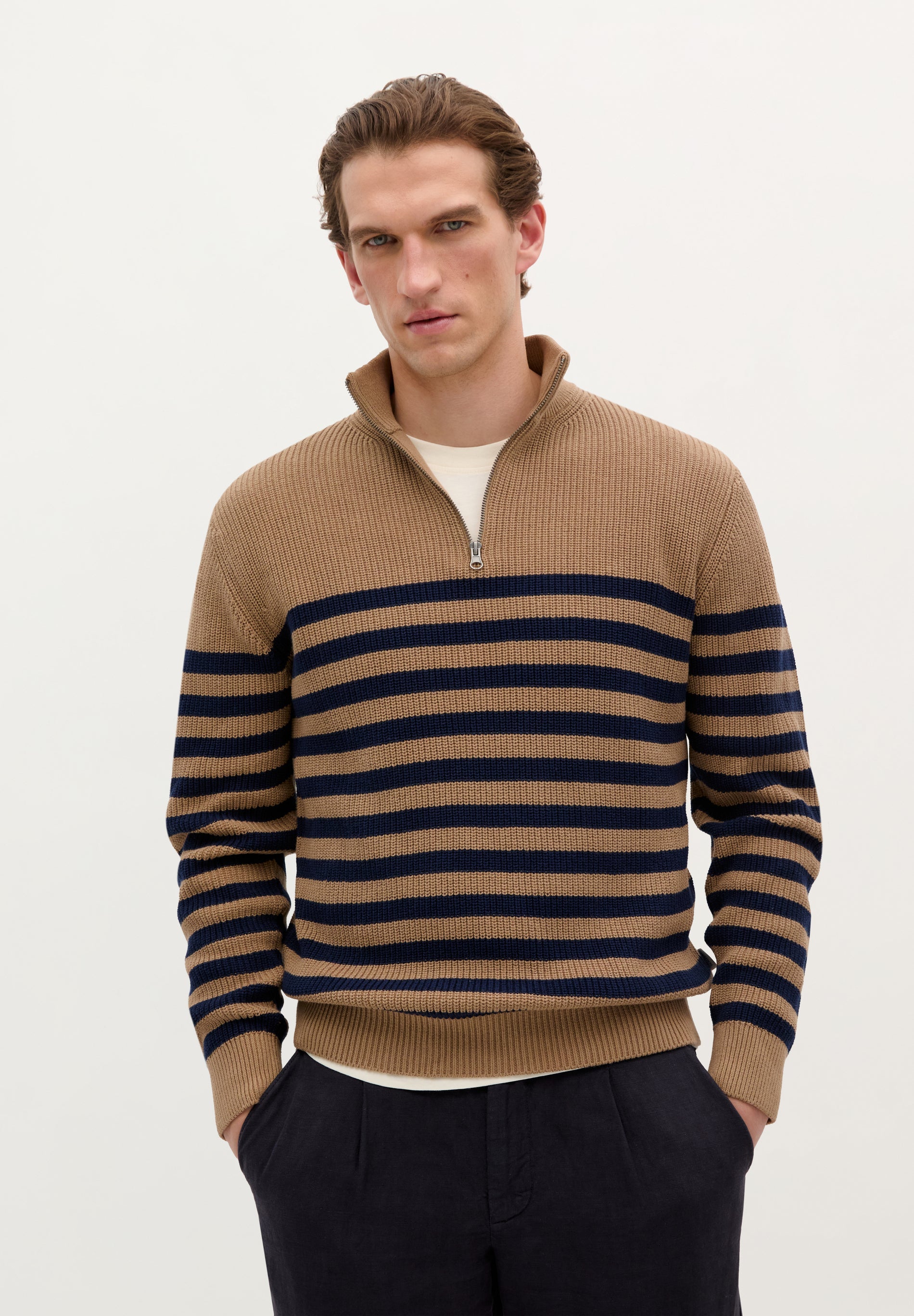 SWEATER ÀS RISCAS CANELADA COM ZIP